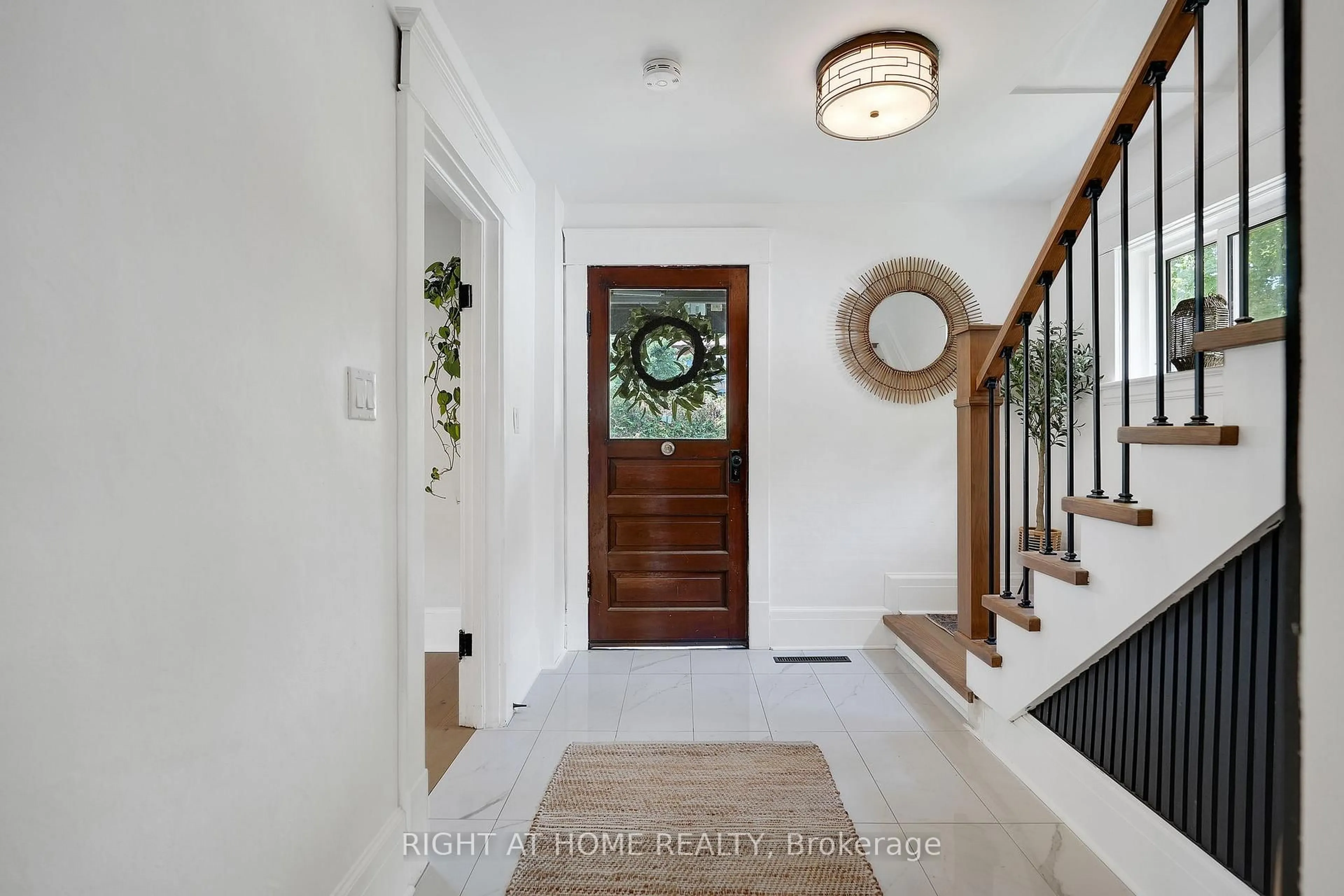Indoor entryway for 123 John St, Kawartha Lakes Ontario K0M 2T0