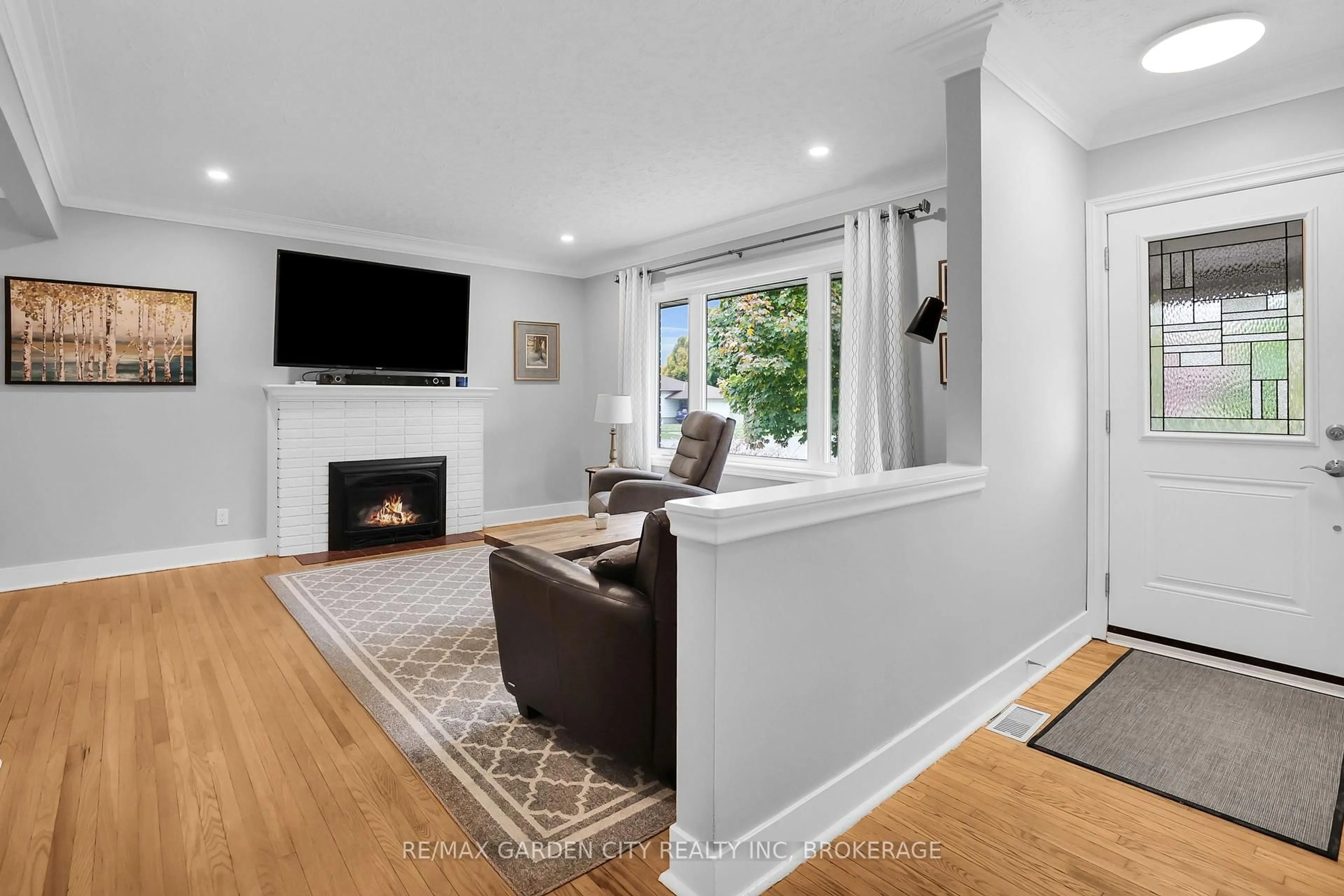 Living room with furniture, unknown for 26 Millward Ave, St. Catharines Ontario L2N 1P6