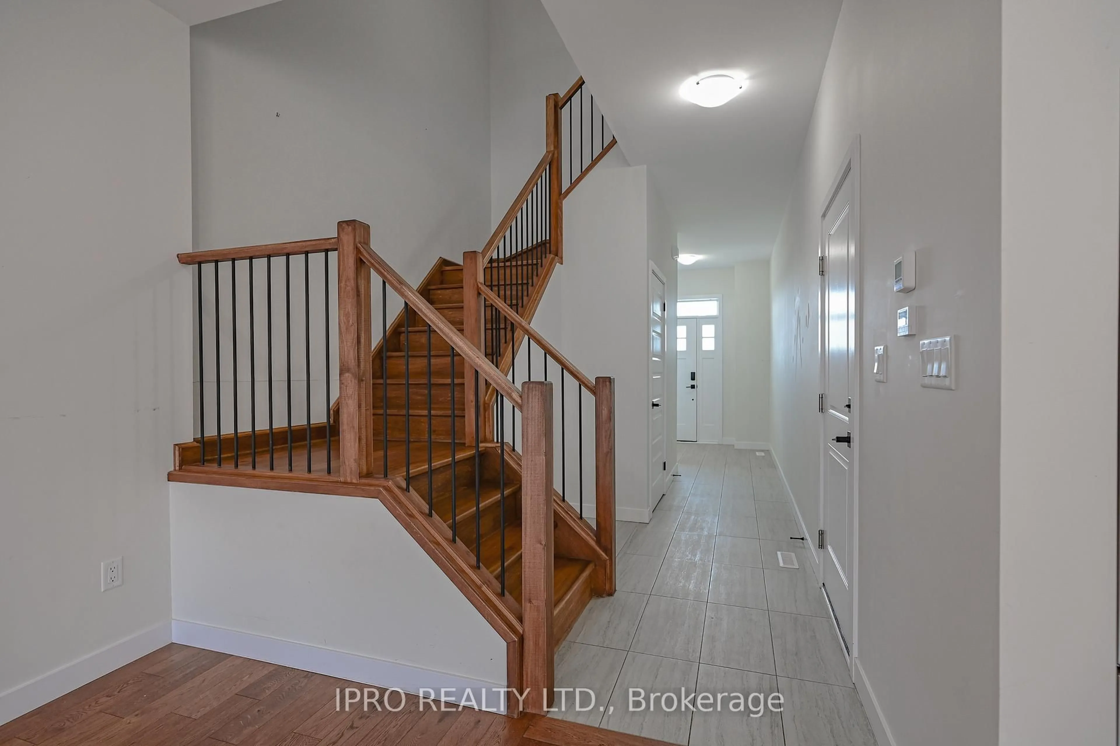Indoor entryway for 3758 SOUTHBRIDGE Ave, London South Ontario N6L 0G4