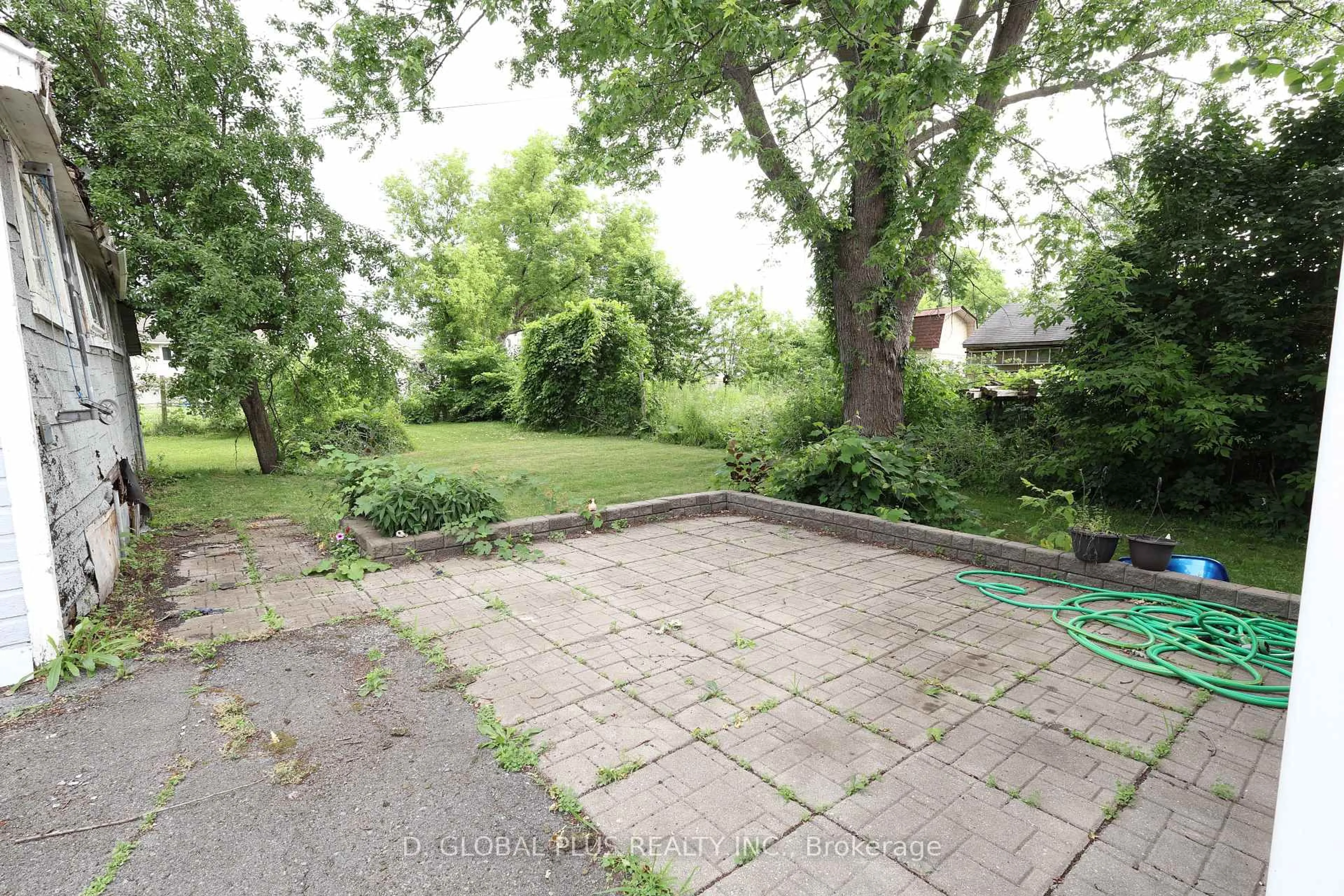 Patio, street for 16 Smith Ave, Cornwall Ontario K6J 1E9