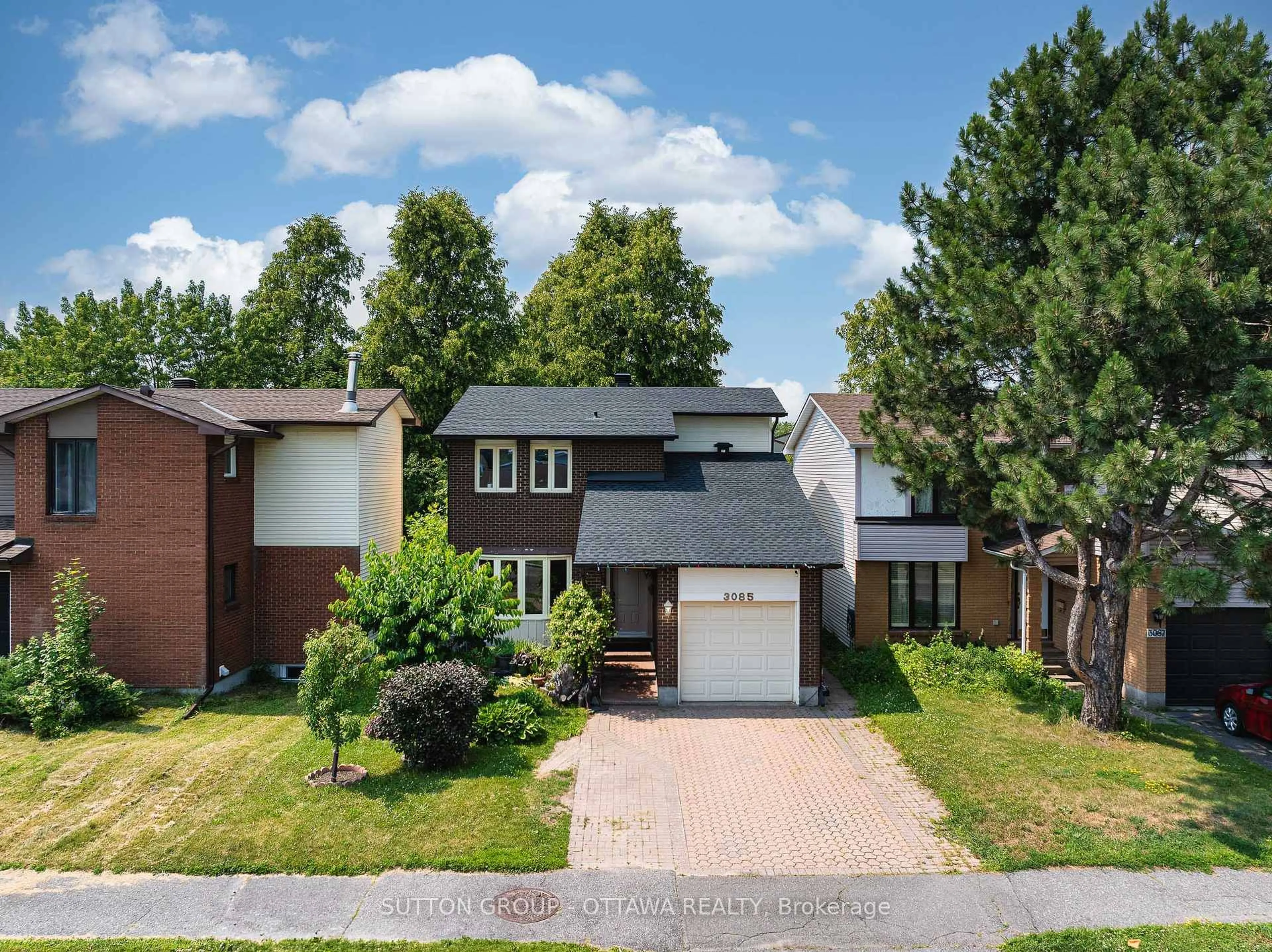 A pic from outside/outdoor area/front of a property/back of a property/a pic from drone, street for 3085 Uplands Dr, Ottawa Ontario K1V 9T6