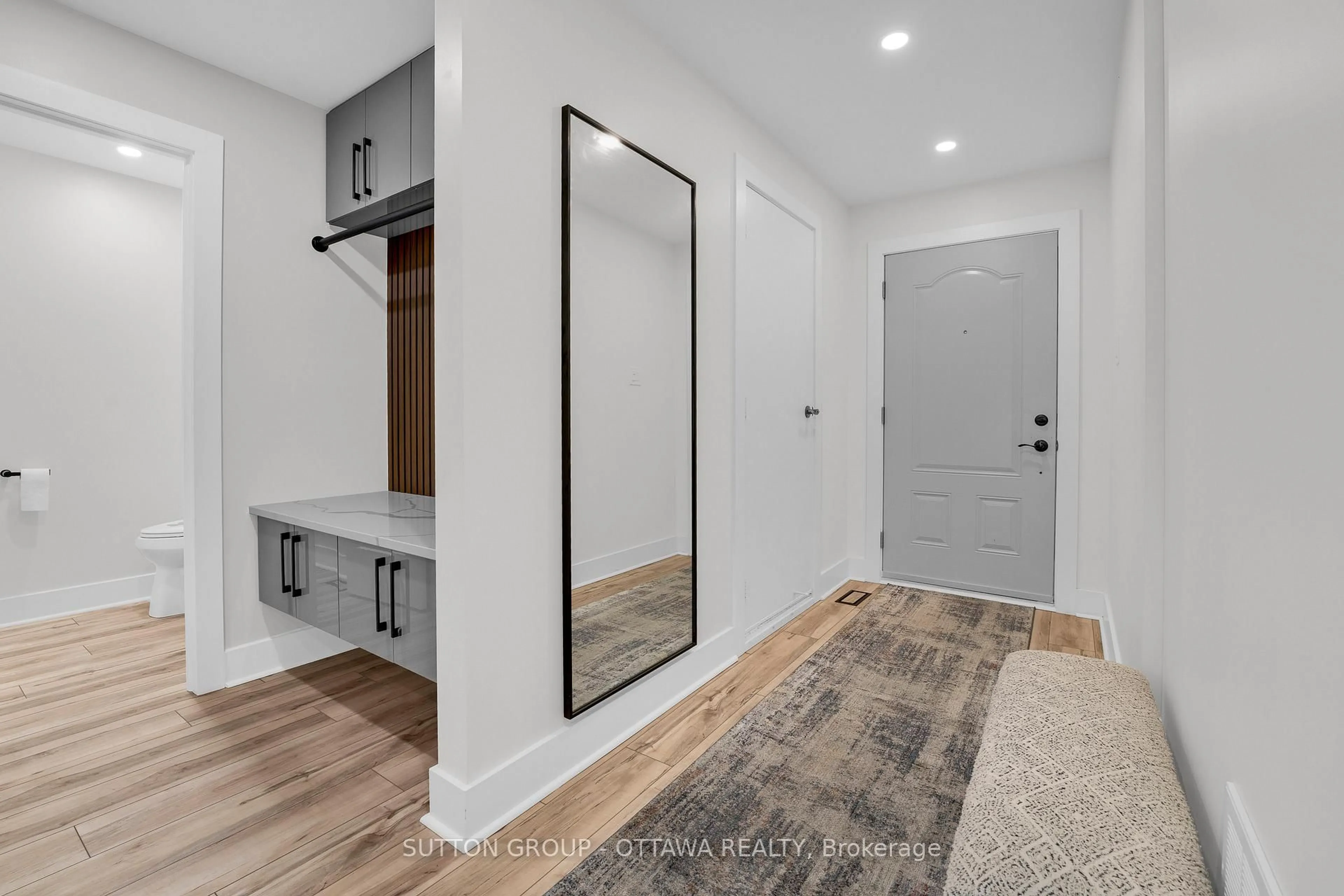 Indoor entryway for 3085 Uplands Dr, Ottawa Ontario K1V 9T6