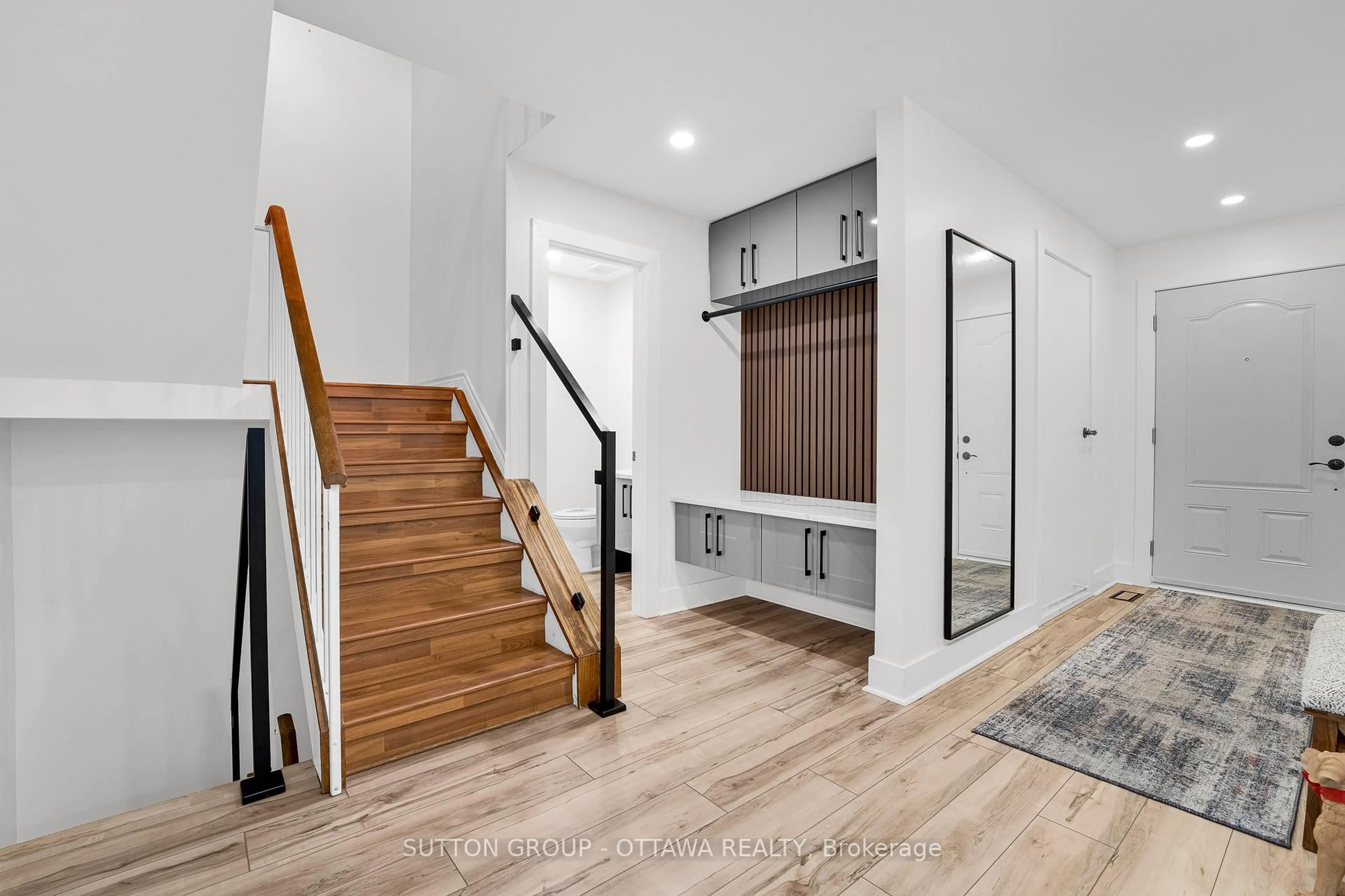 Indoor entryway for 3085 Uplands Dr, Ottawa Ontario K1V 9T6