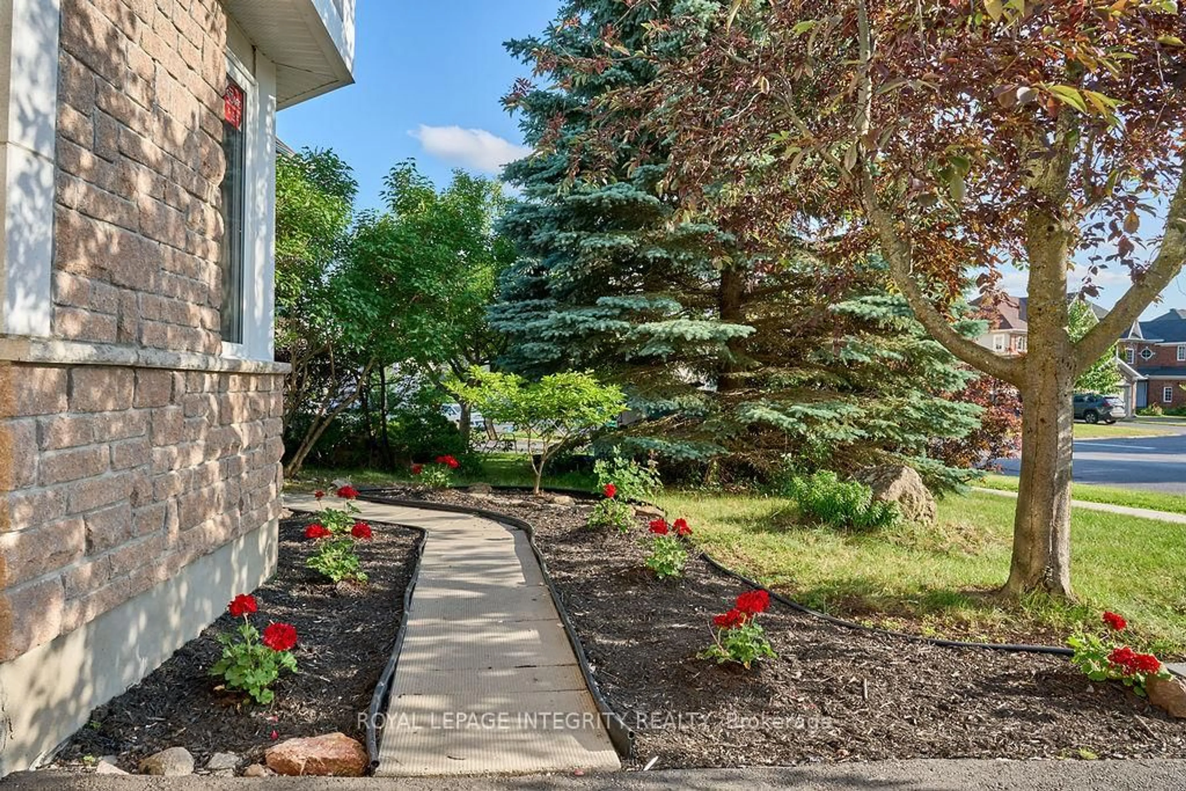 Patio, street for 116 Goldridge Dr, Kanata Ontario K2T 1G3