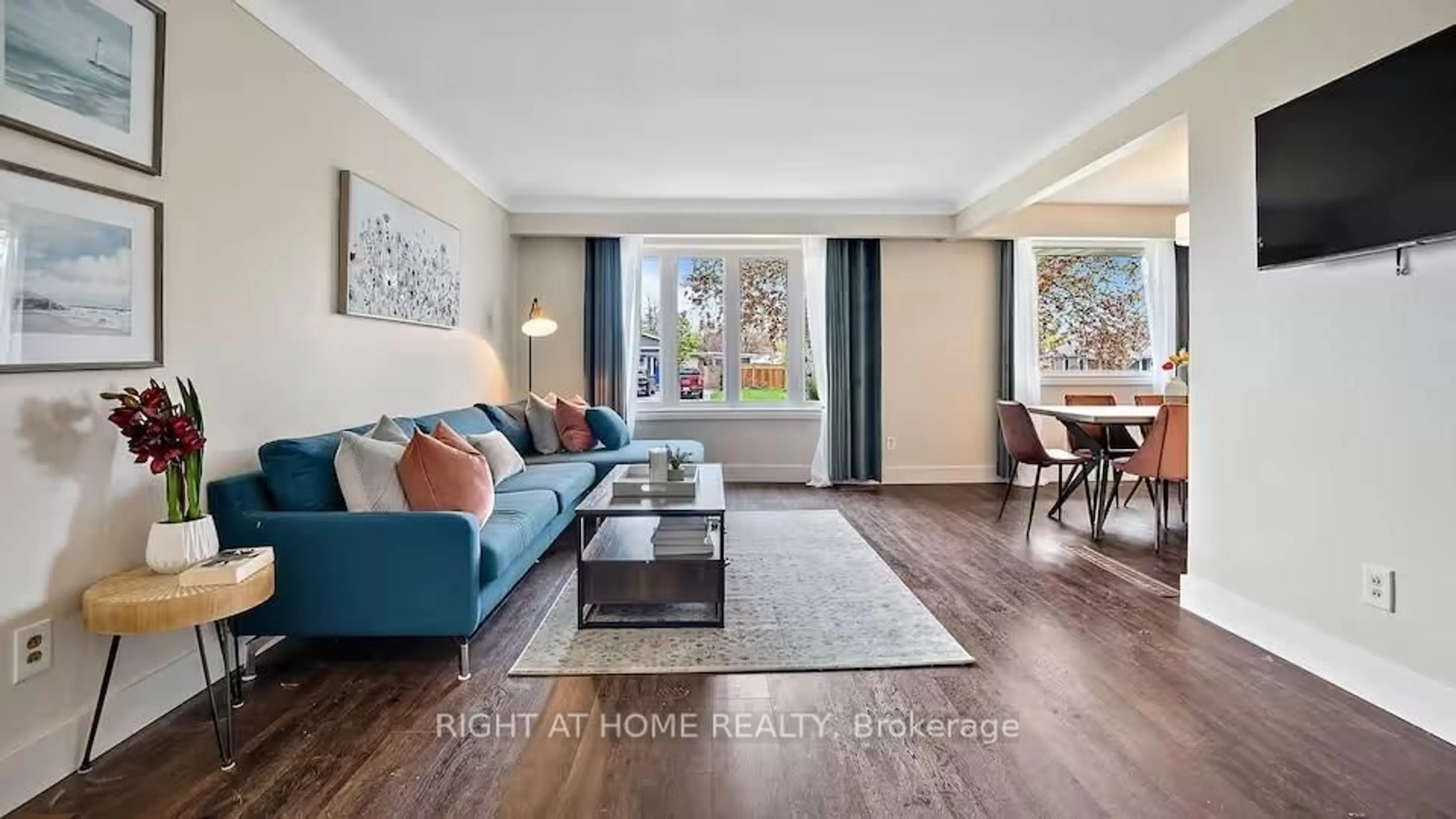 Living room with furniture, wood/laminate floor for 3 Governor Simcoe Dr, St. Catharines Ontario L2N 3J1