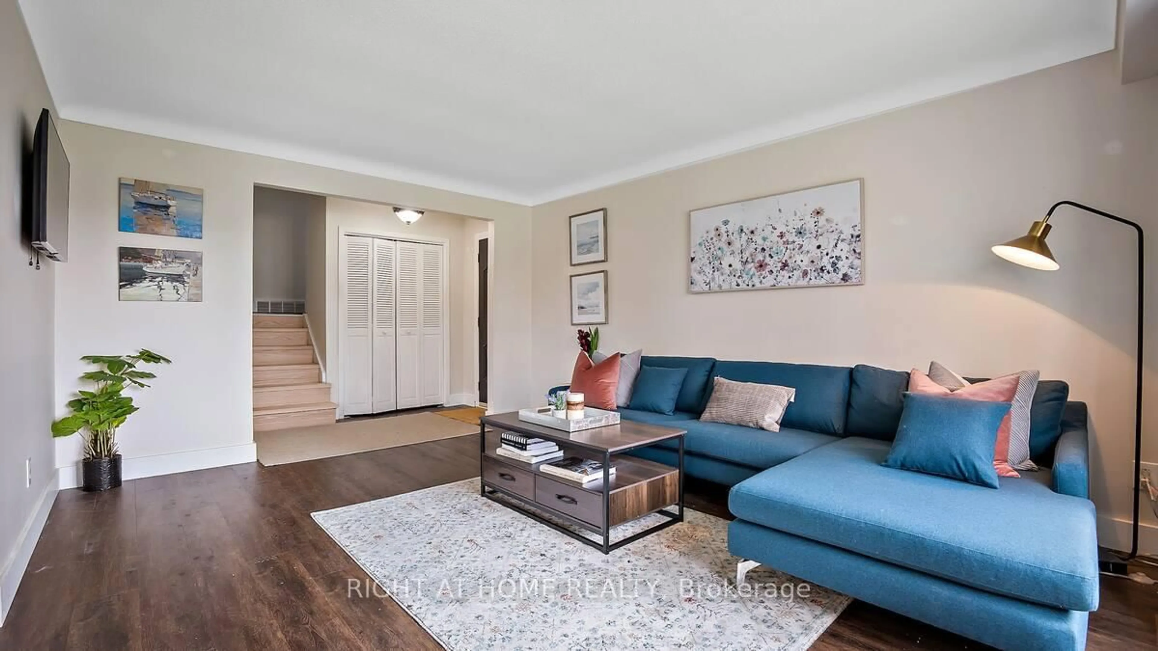 Living room with furniture, wood/laminate floor for 3 Governor Simcoe Dr, St. Catharines Ontario L2N 3J1