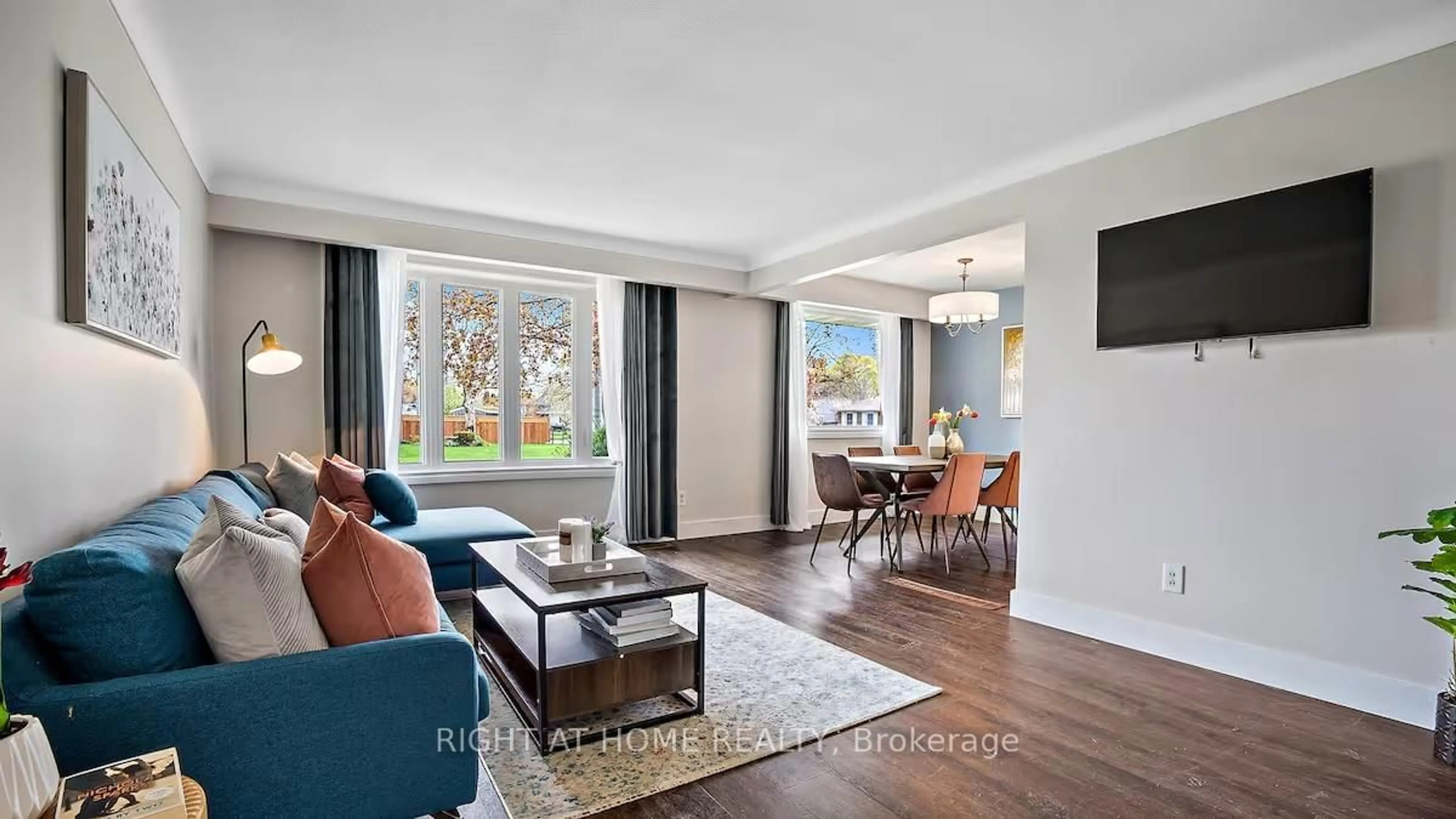 Living room with furniture, wood/laminate floor for 3 Governor Simcoe Dr, St. Catharines Ontario L2N 3J1