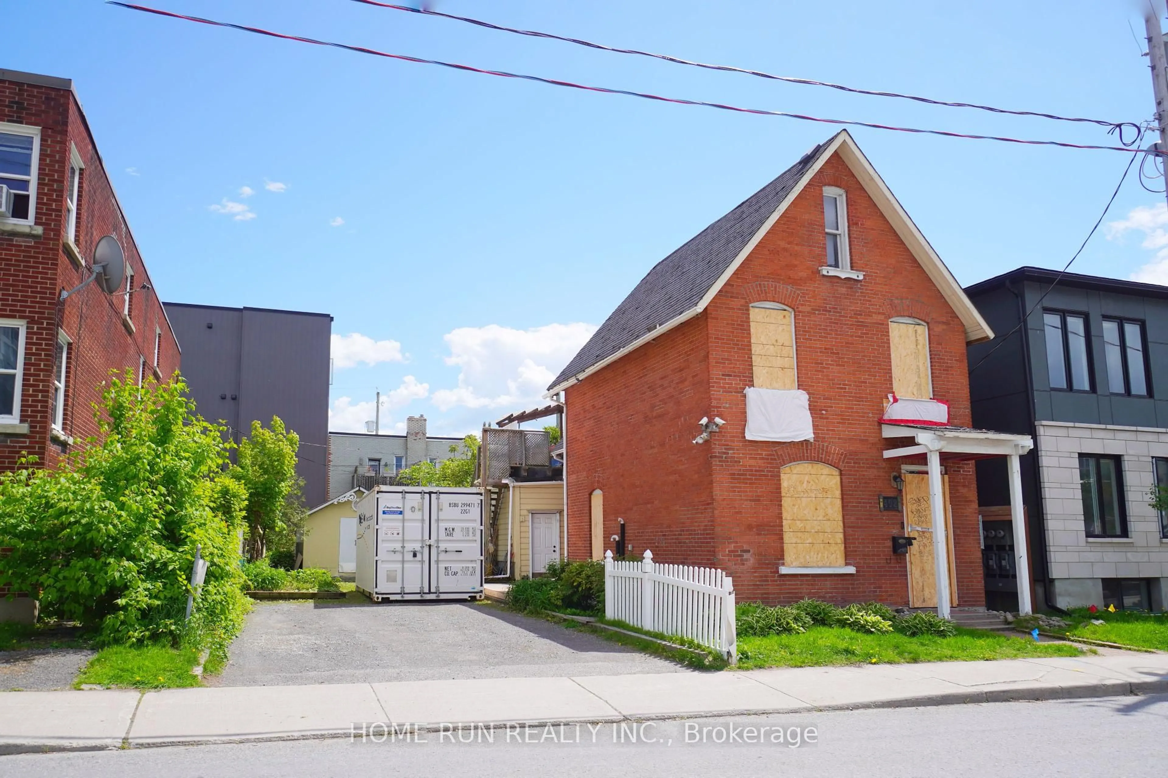 A pic from outside/outdoor area/front of a property/back of a property/a pic from drone, street for 402 Arlington Ave, Ottawa Ontario K1R 6Z6