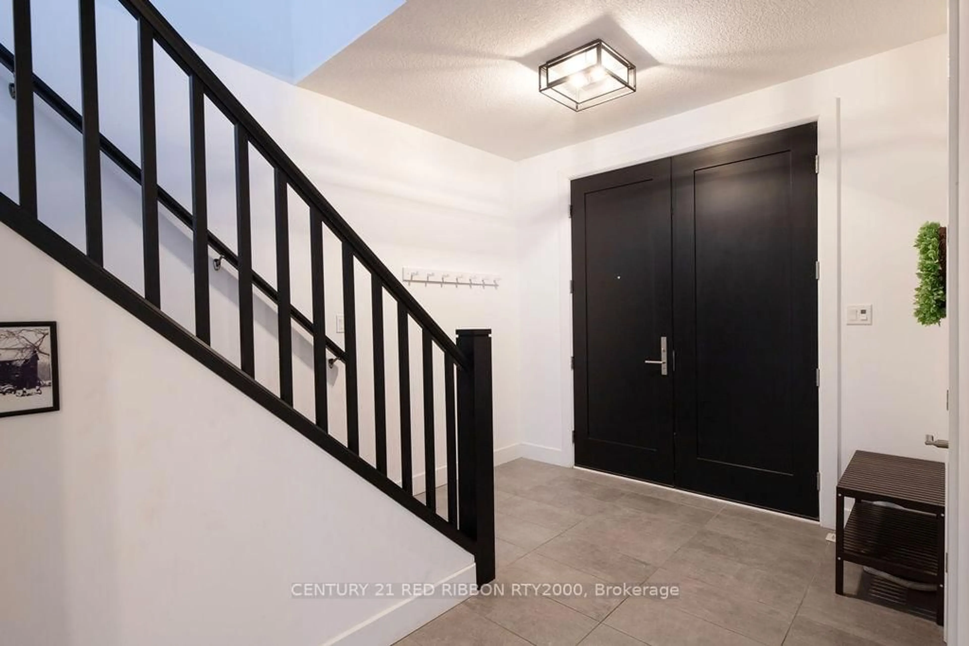 Indoor foyer for 2555 Terry Fox Crt, Strathroy-Caradoc Ontario N0L 1W0