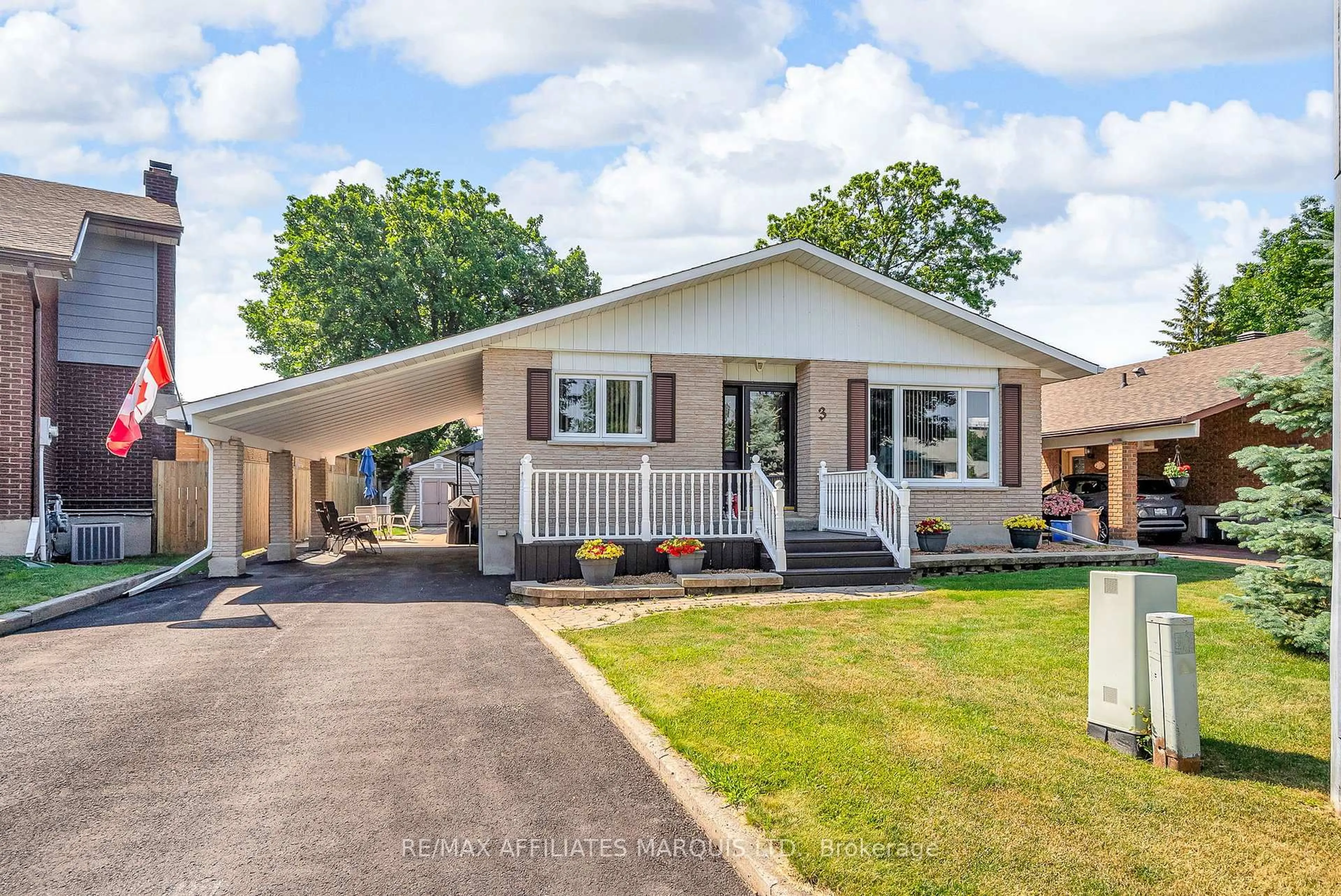 Home with vinyl exterior material, street for 3 Leap Crt, Cornwall Ontario K6H 6M6