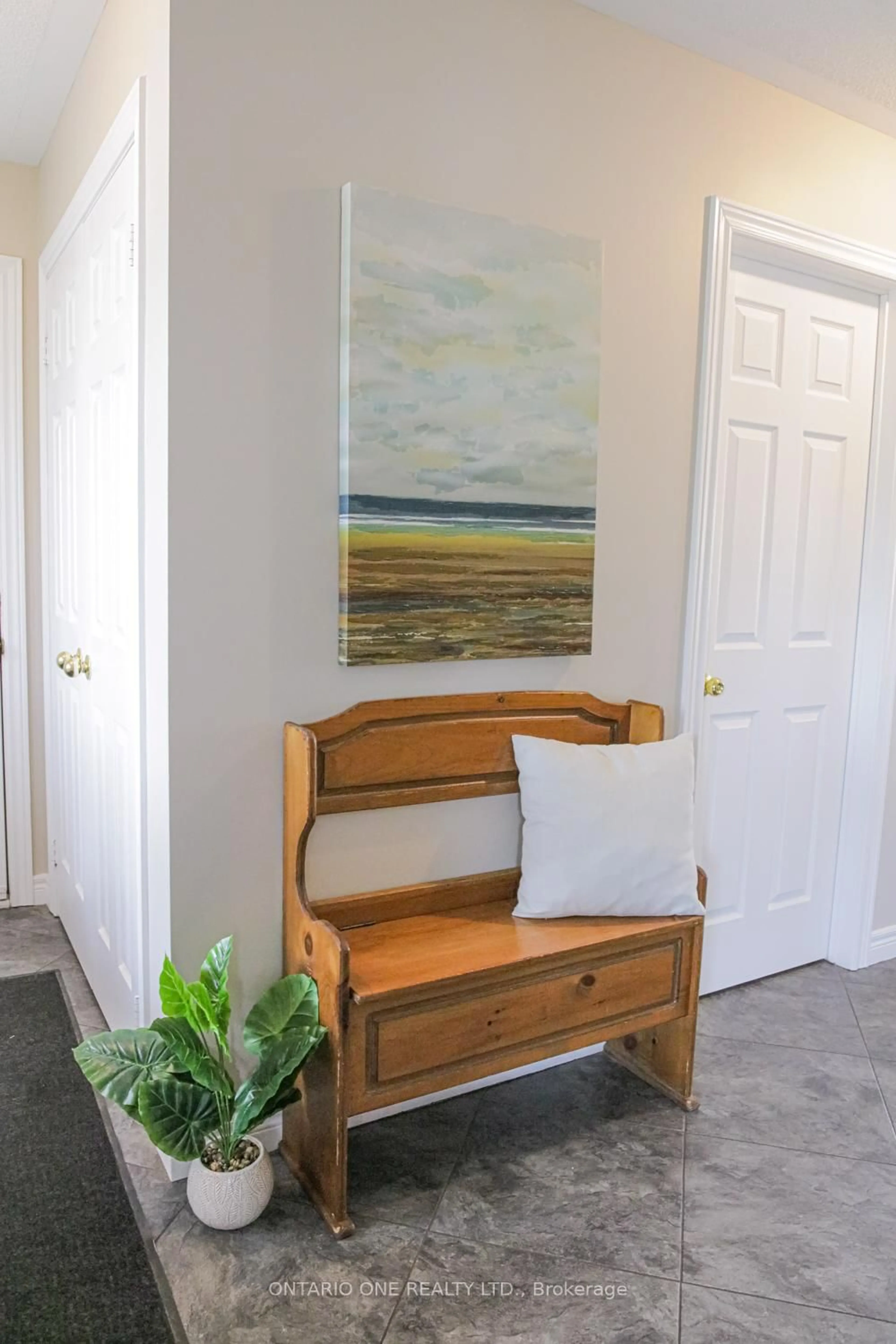Indoor entryway for 16 Wood Crt, Kawartha Lakes Ontario K9V 6J4