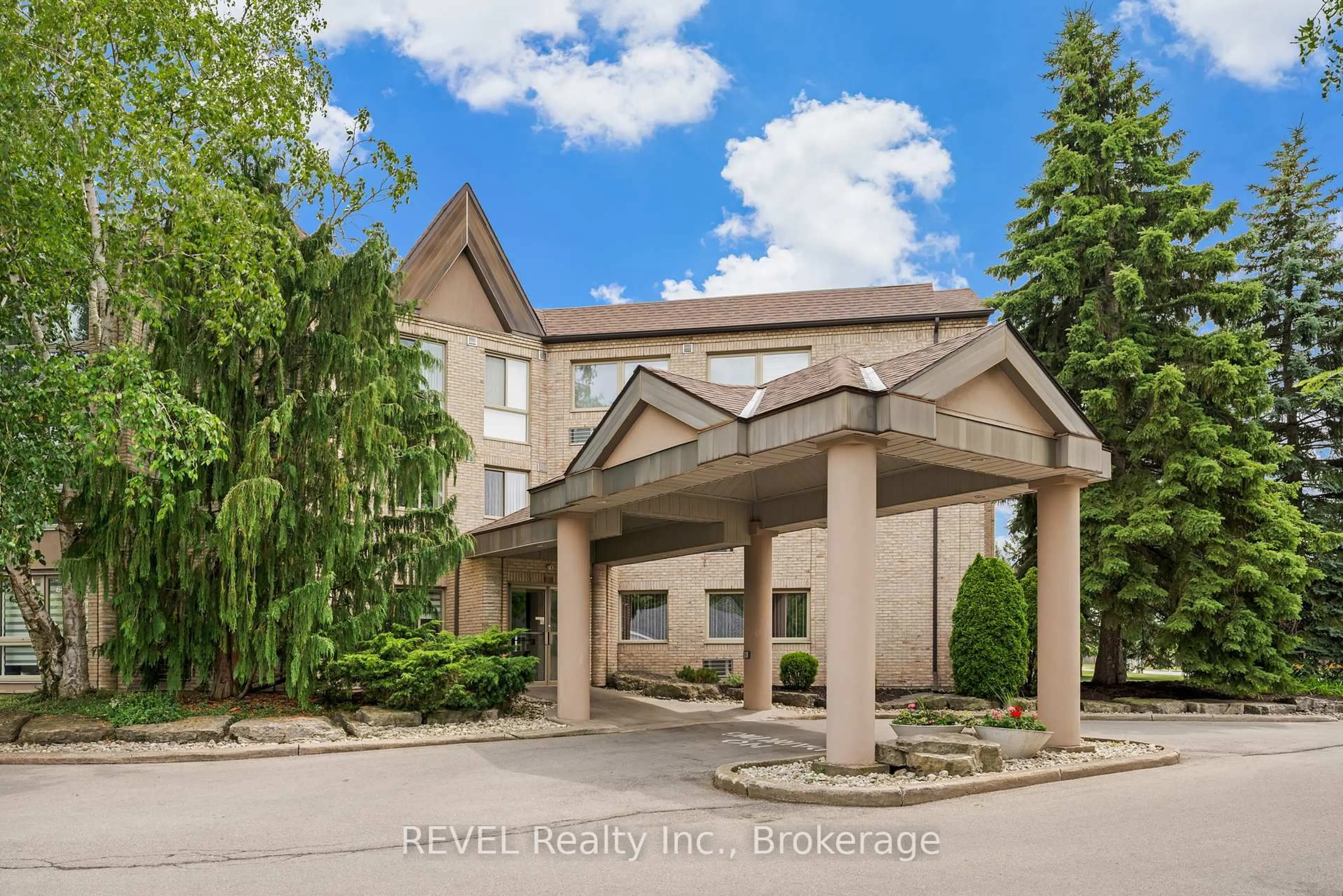 Indoor foyer for 3364 Montrose Rd #303, Niagara Falls Ontario L2E 6S4