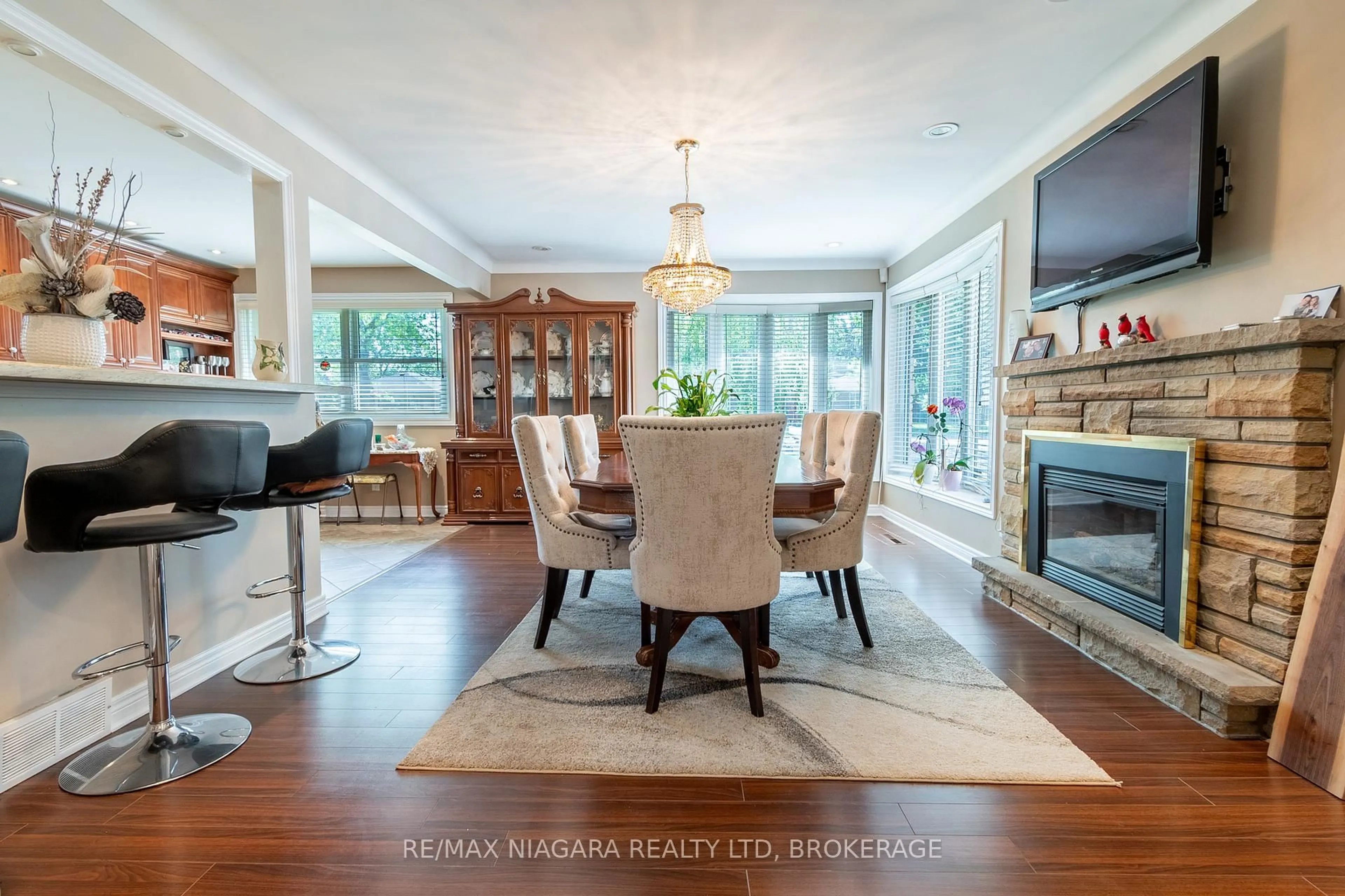 Dining room, wood/laminate floor for 679 Niagara St, St. Catharines Ontario L2M 7R5