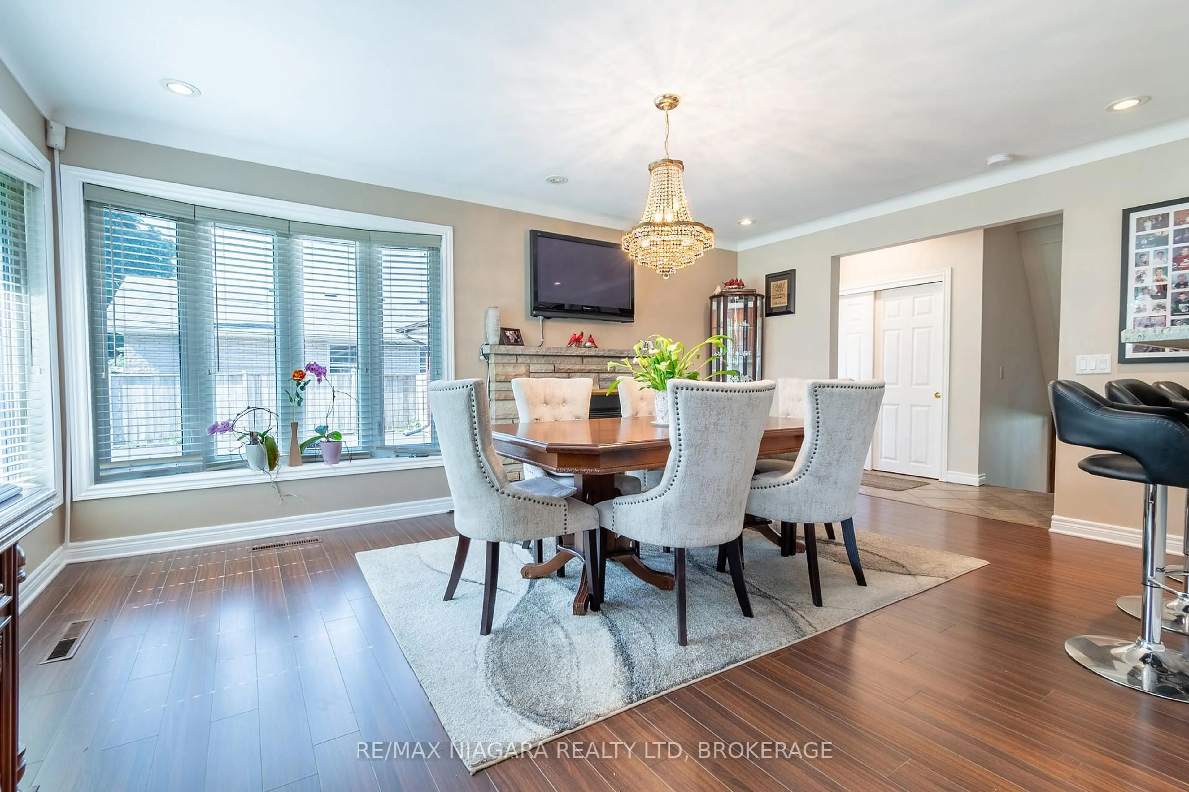 Dining room, wood/laminate floor for 679 Niagara St, St. Catharines Ontario L2M 7R5