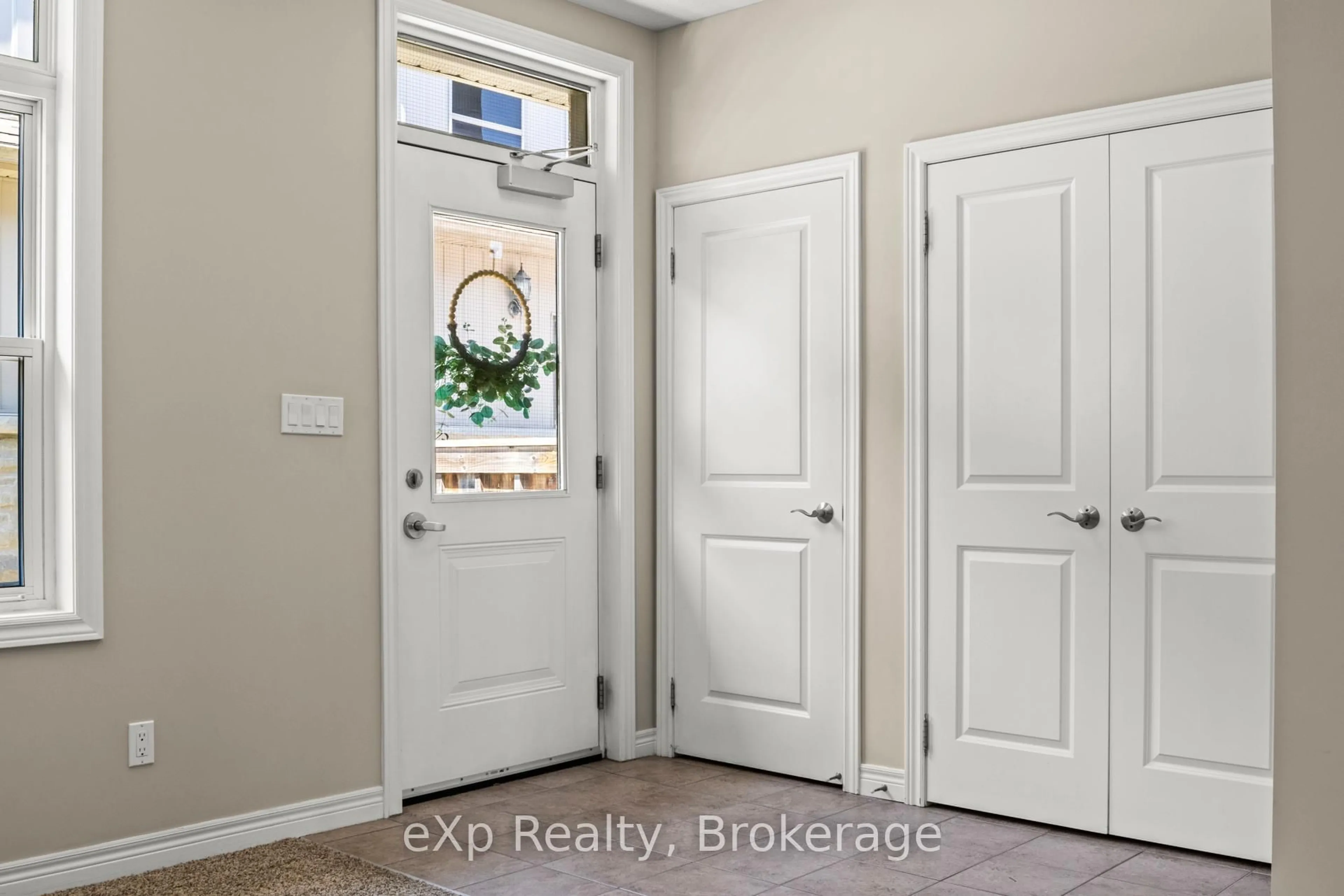 Indoor entryway for 74A Cardigan St, Guelph Ontario N1H 0A4