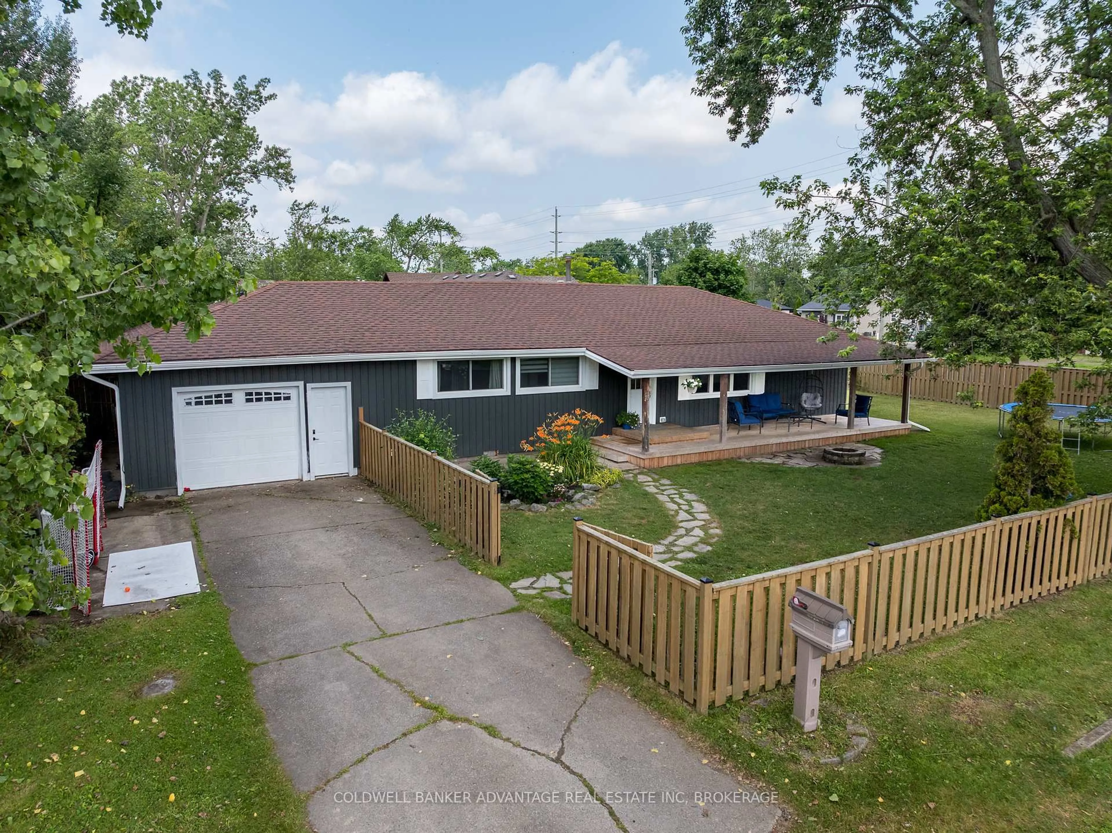 A pic from outside/outdoor area/front of a property/back of a property/a pic from drone, street for 367 Grandview Rd, Fort Erie Ontario L2A 4T3