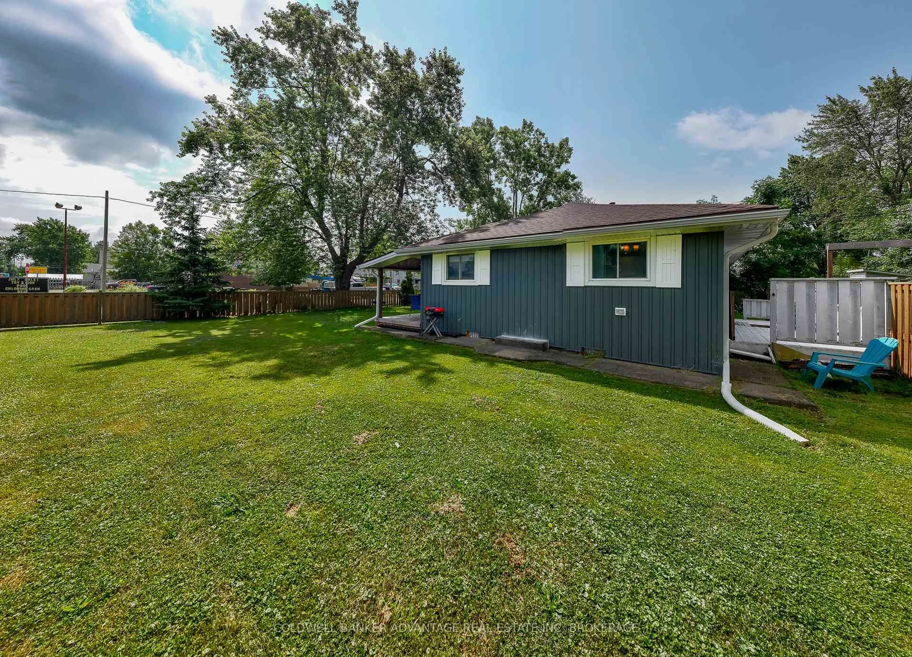 A pic from outside/outdoor area/front of a property/back of a property/a pic from drone, unknown for 367 Grandview Rd, Fort Erie Ontario L2A 4T3