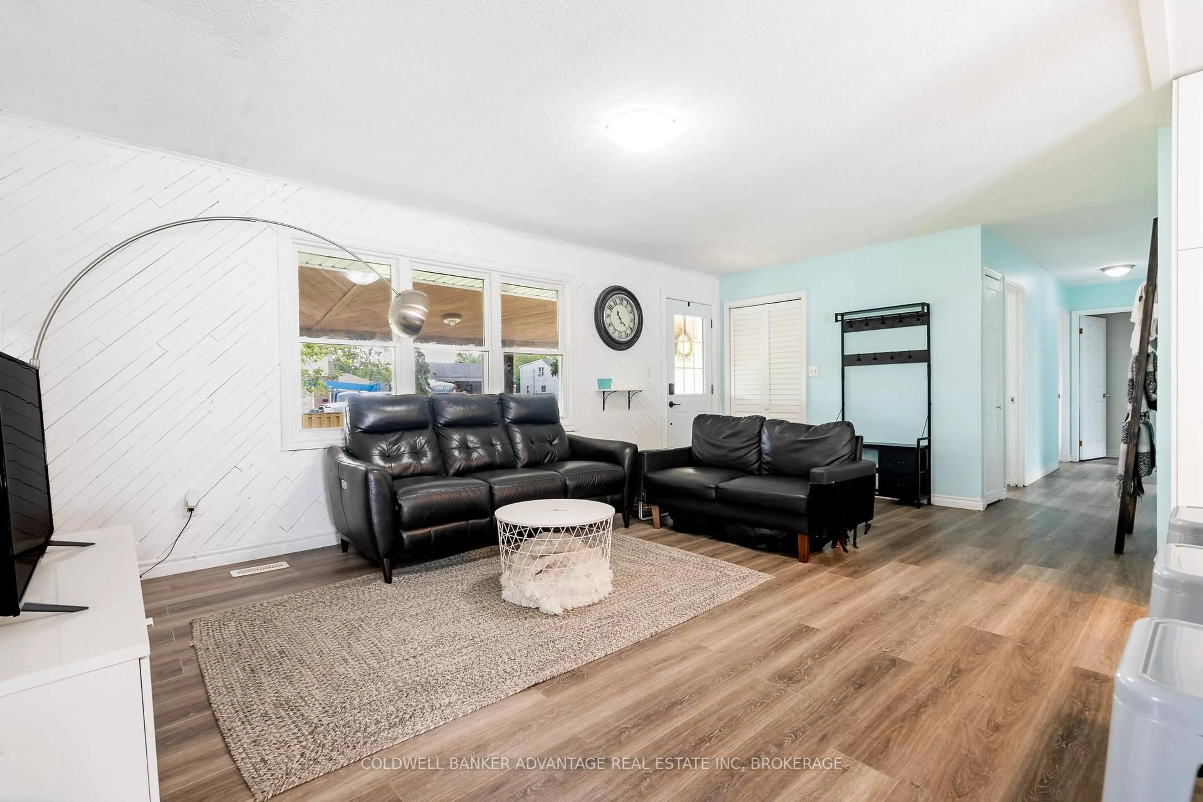 Living room with furniture, unknown for 367 Grandview Rd, Fort Erie Ontario L2A 4T3