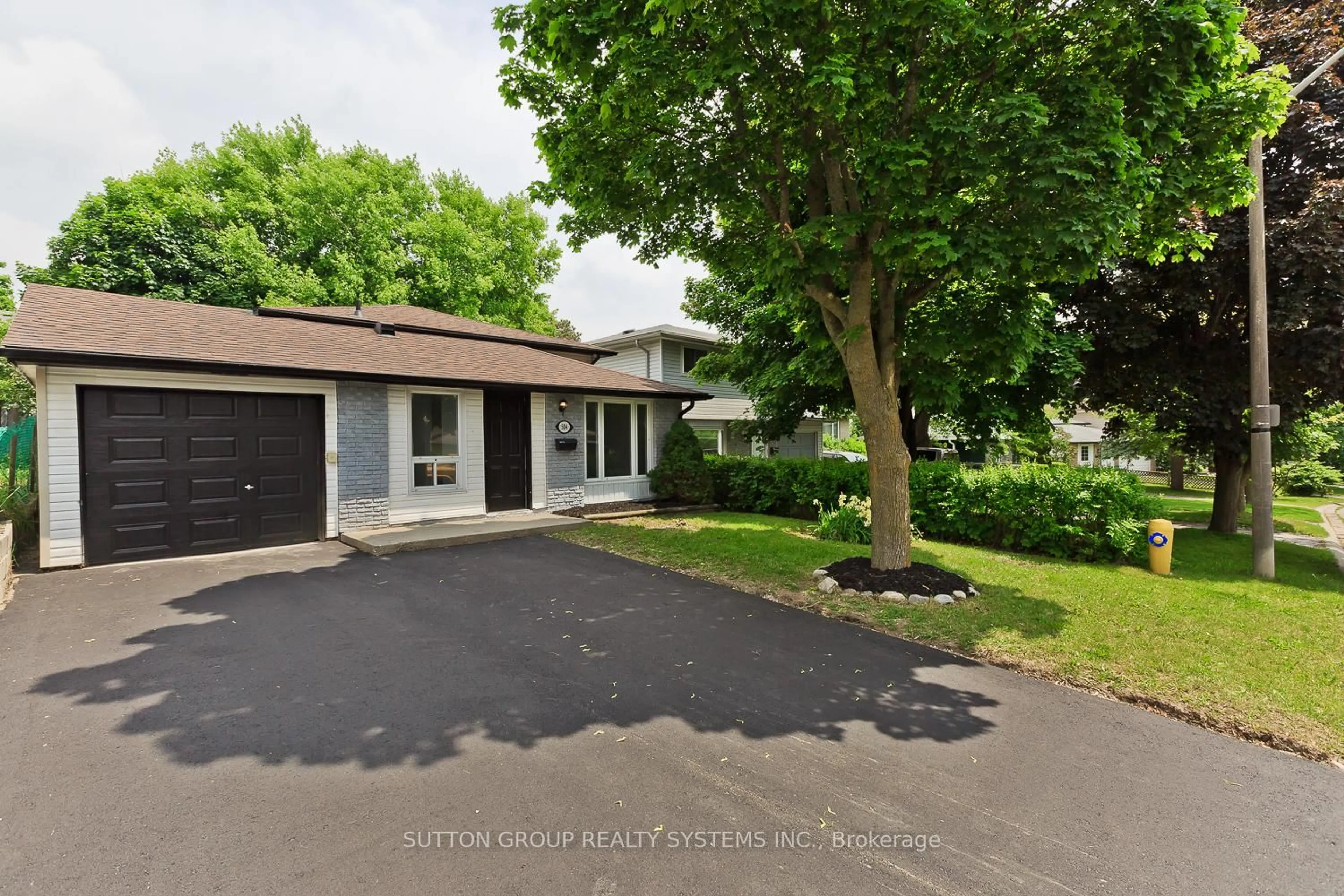 A pic from outside/outdoor area/front of a property/back of a property/a pic from drone, street for 504 Pinetree Cres, Cambridge Ontario N3H 4X5
