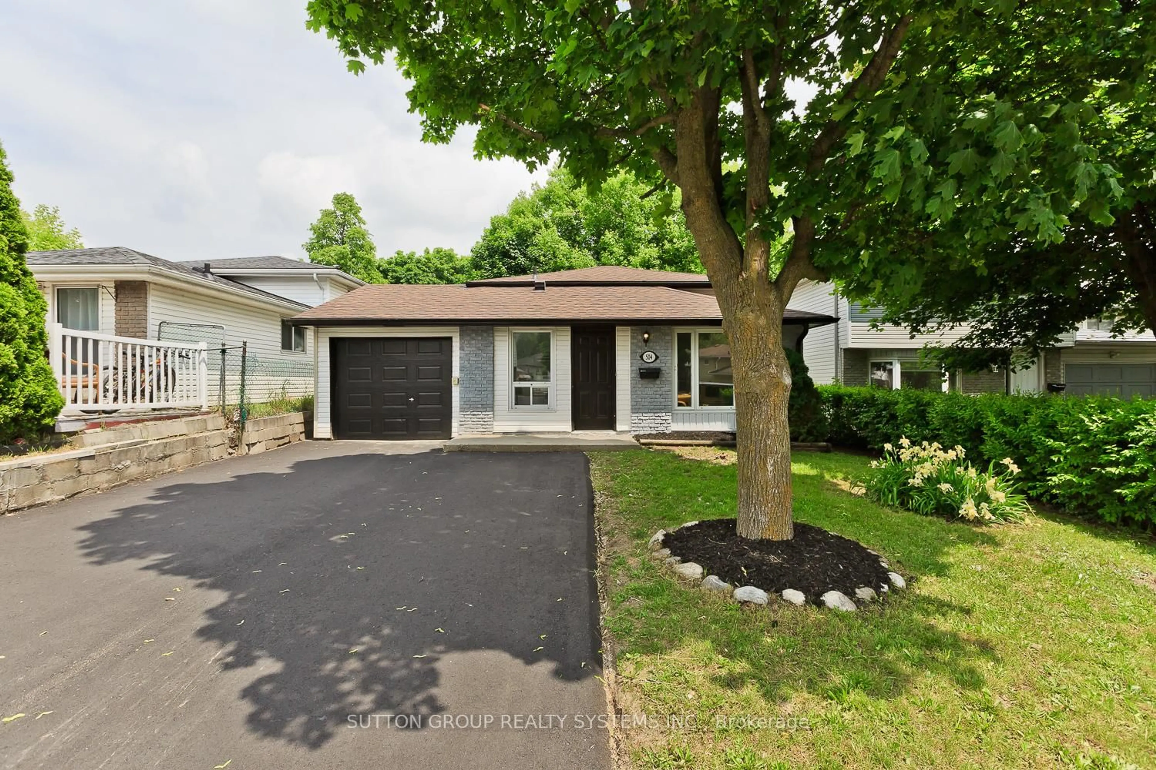 Home with vinyl exterior material, street for 504 Pinetree Cres, Cambridge Ontario N3H 4X5