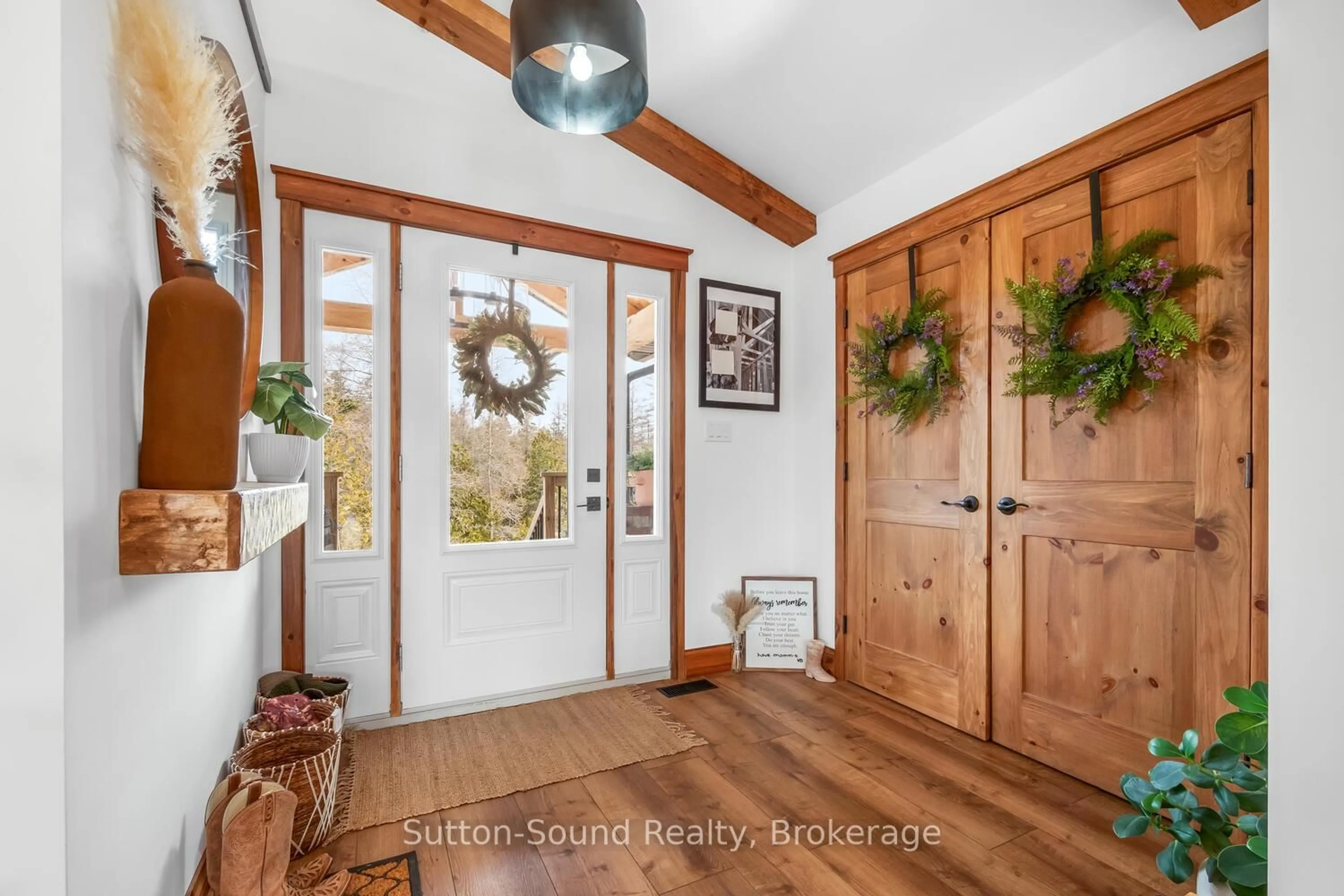 Indoor entryway for 107 Whiskey Harbour Rd, Northern Bruce Peninsula Ontario N0H 2T0