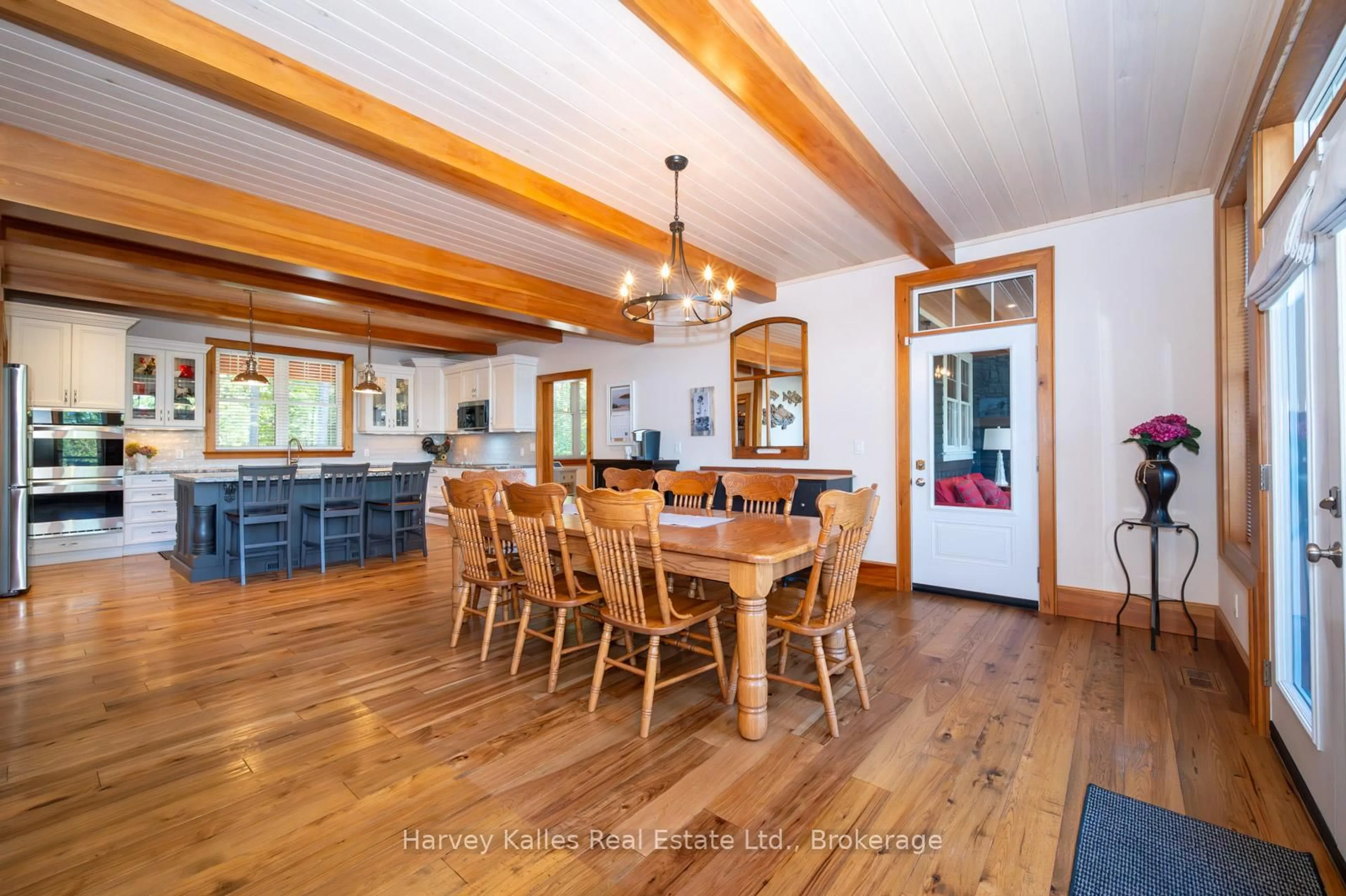 Open concept kitchen, wood/laminate floor for 1045 LAKESHORE Dr, Gravenhurst Ontario P1P 1R2