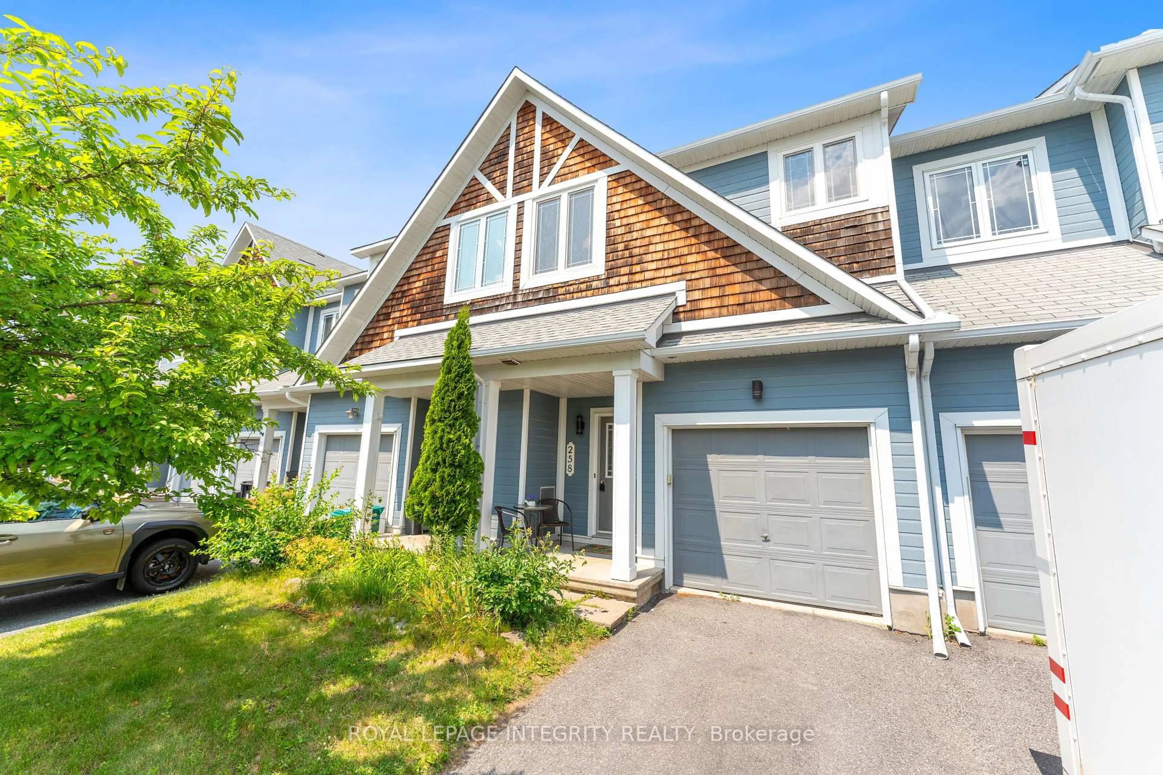 Home with vinyl exterior material, street for 258 Catamount Crt, Ottawa Ontario K2M 0A9