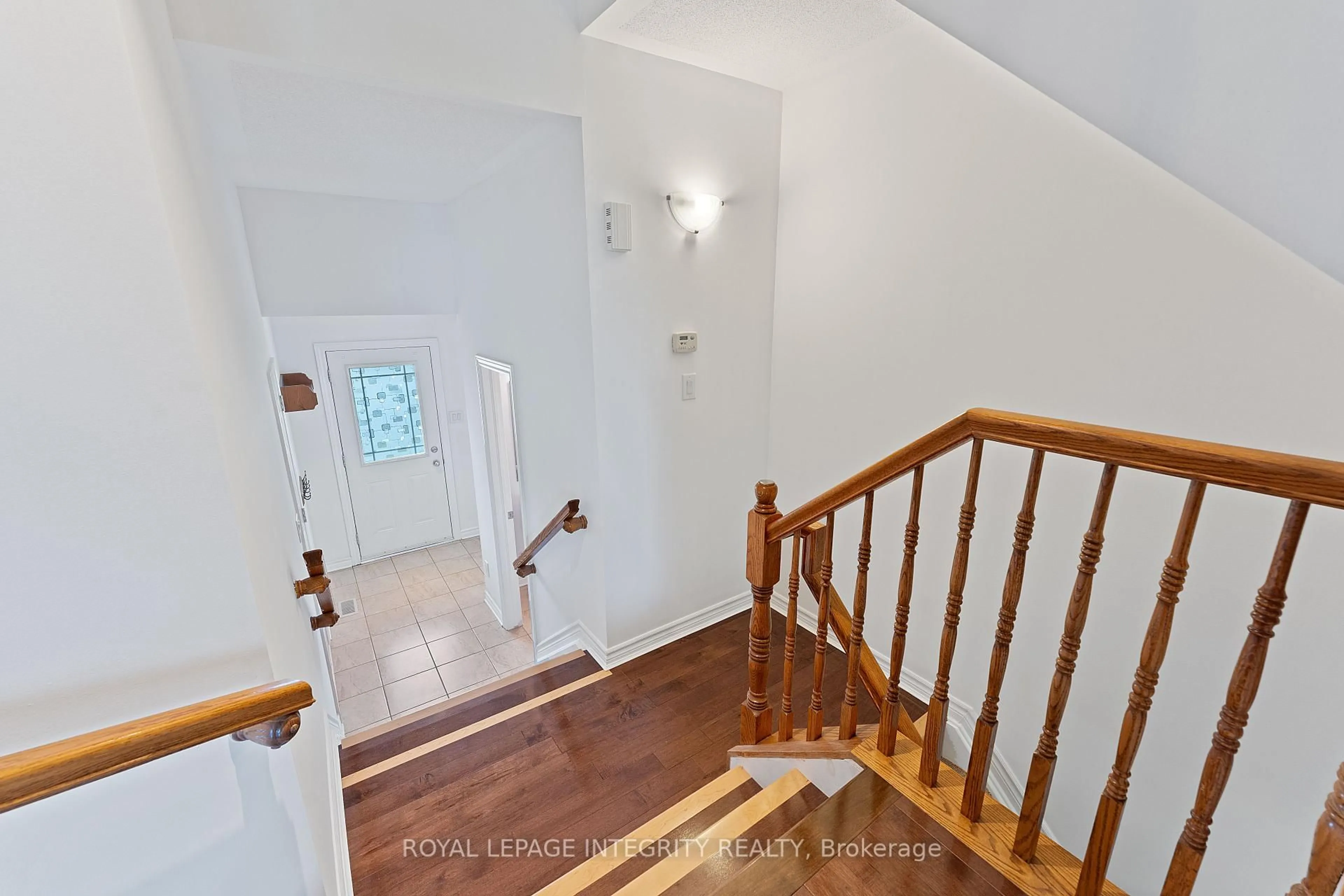 Indoor foyer for 258 Catamount Crt, Ottawa Ontario K2M 0A9