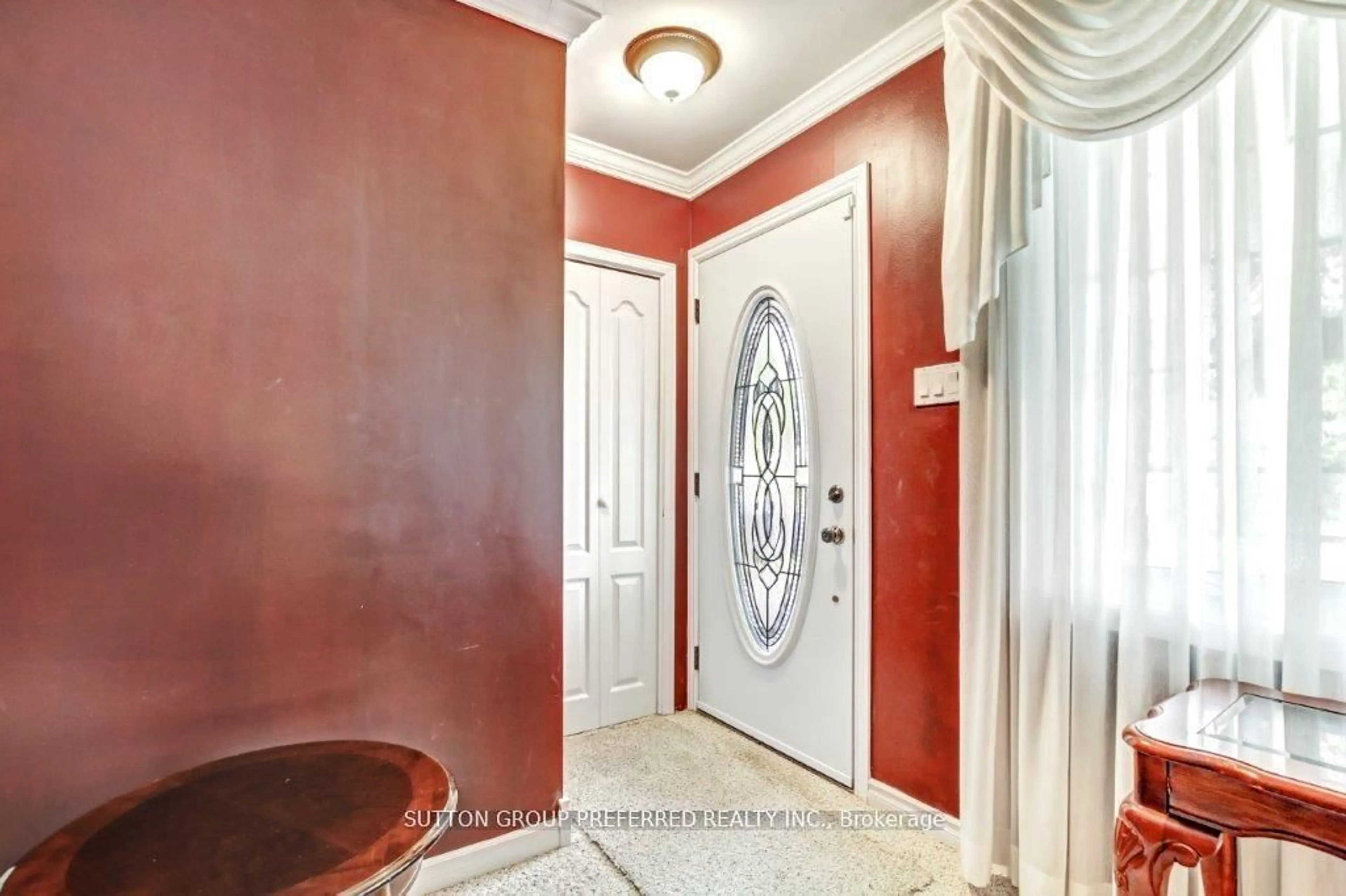 Indoor entryway for 303 Admiral Dr, London East Ontario N5V 1J2