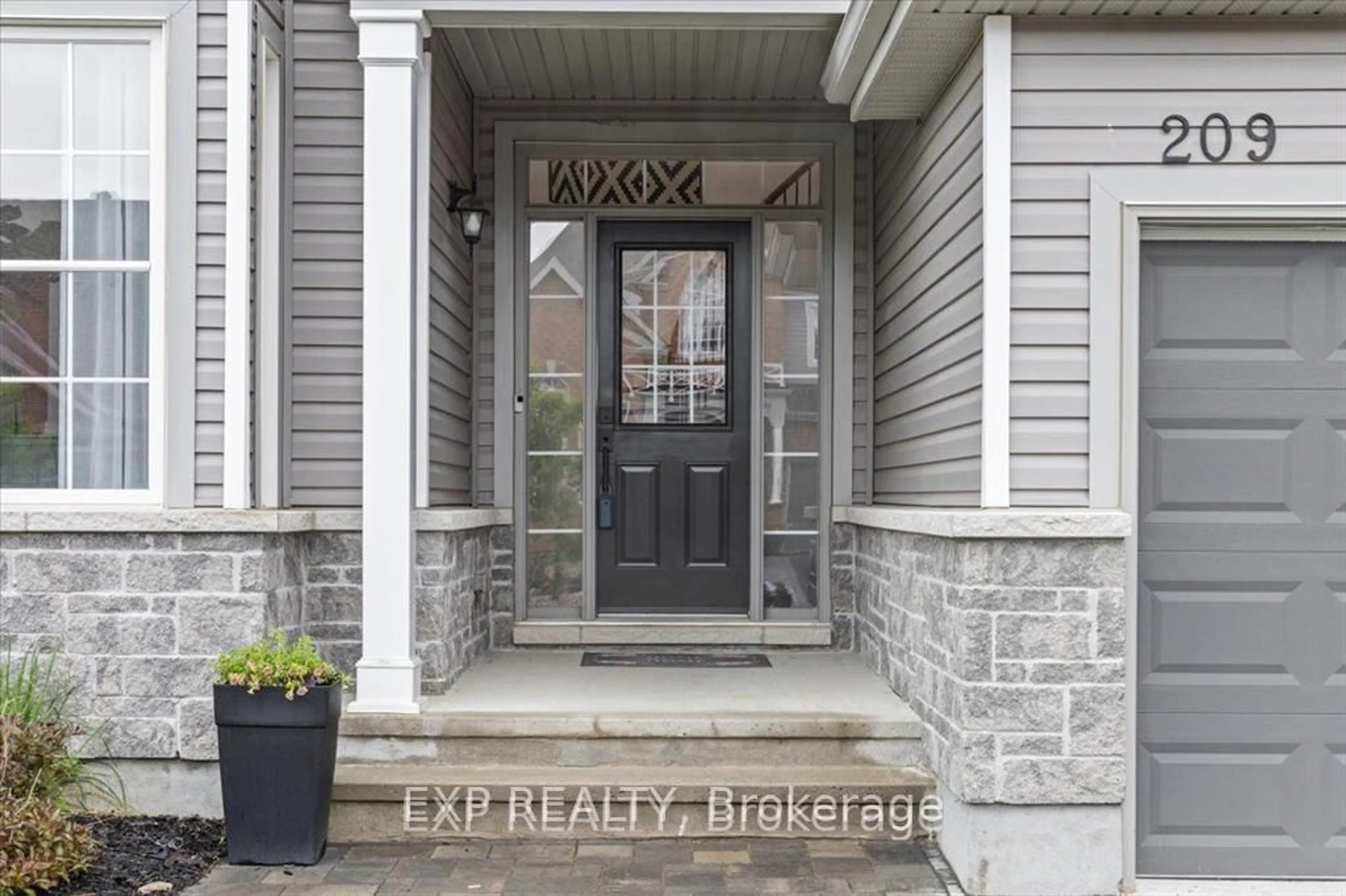Indoor entryway for 209 Rover St, Ottawa Ontario K2S 1S3