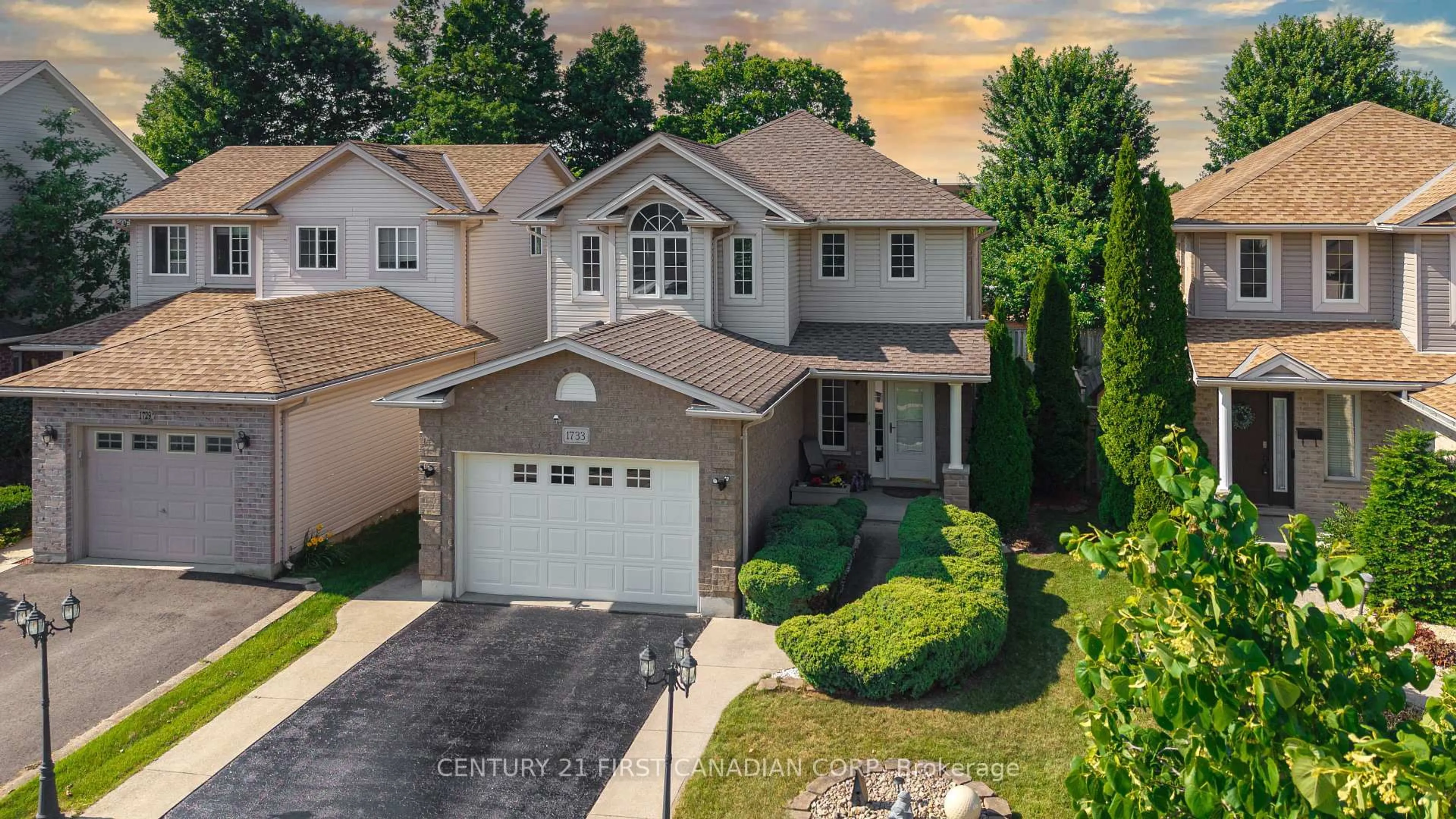 A pic from outside/outdoor area/front of a property/back of a property/a pic from drone, street for 1733 Devos Dr, London North Ontario N5X 4H8