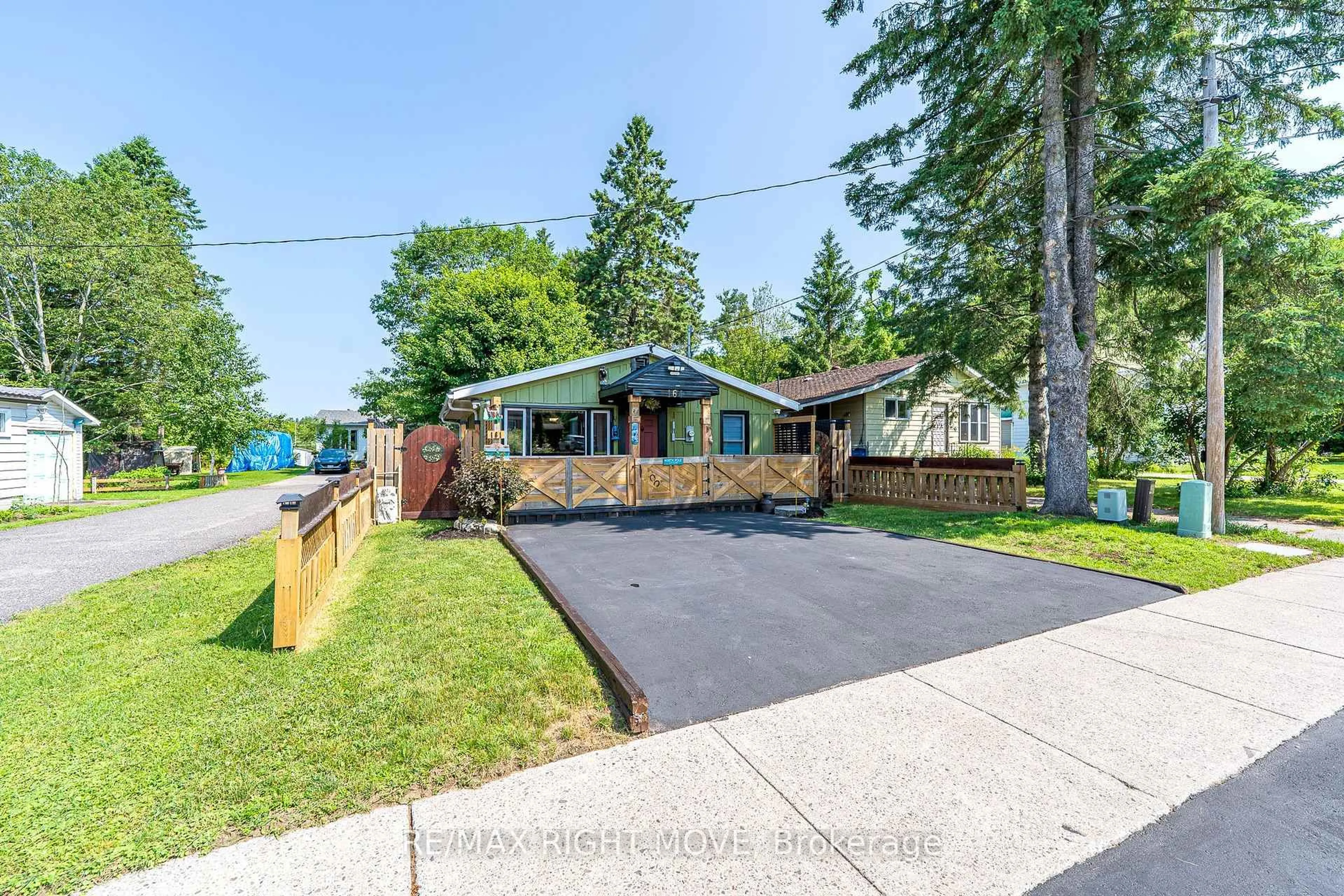 A pic from outside/outdoor area/front of a property/back of a property/a pic from drone, street for 161 Quebec St, Bracebridge Ontario P1L 1E3