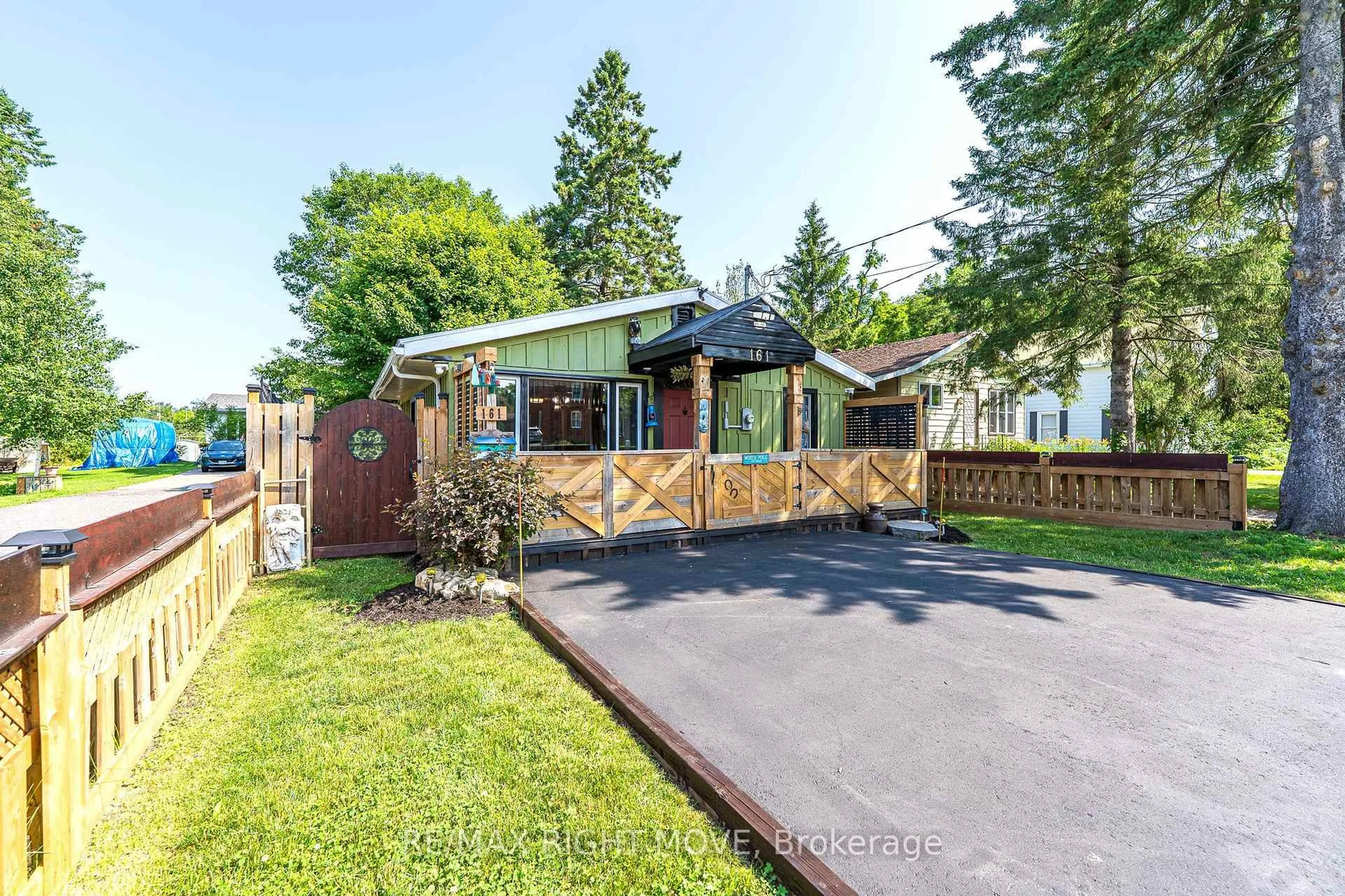 Home with brick exterior material, street for 161 Quebec St, Bracebridge Ontario P1L 1E3