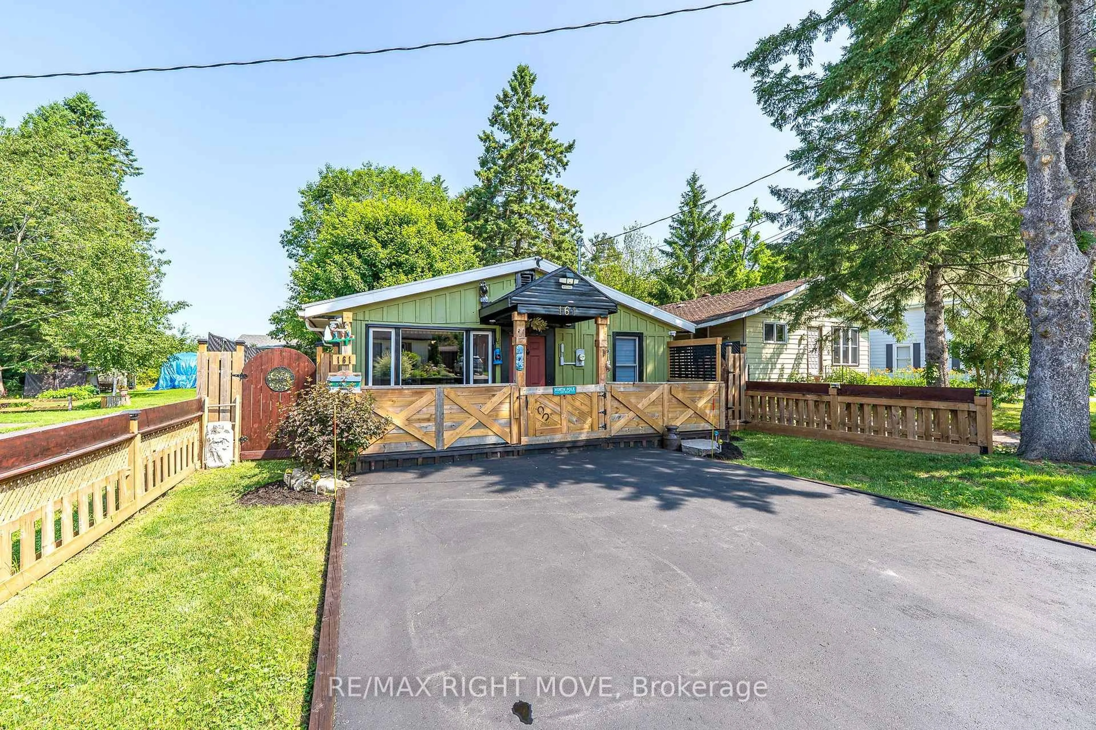 A pic from outside/outdoor area/front of a property/back of a property/a pic from drone, street for 161 Quebec St, Bracebridge Ontario P1L 1E3