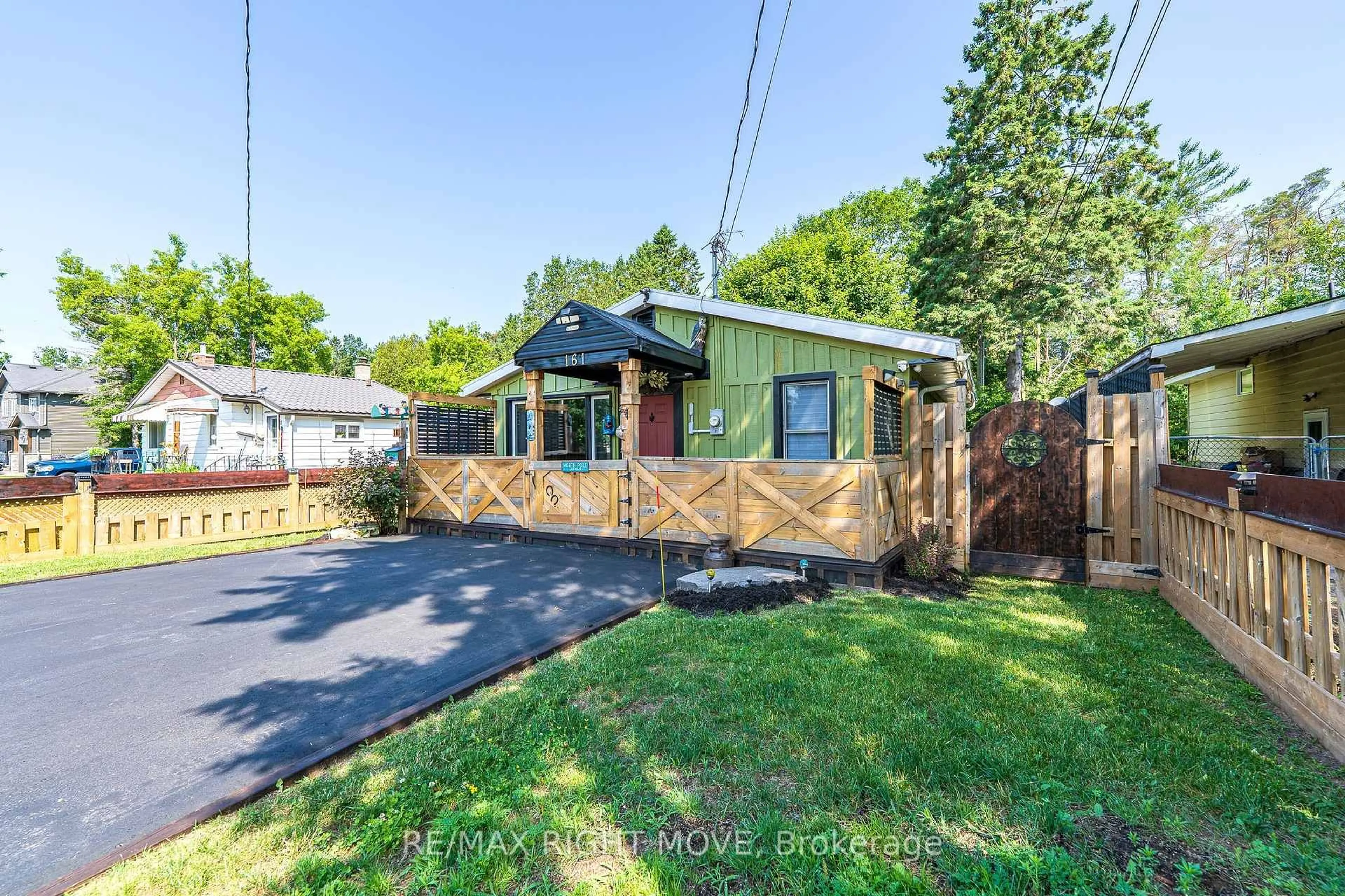 A pic from outside/outdoor area/front of a property/back of a property/a pic from drone, street for 161 Quebec St, Bracebridge Ontario P1L 1E3