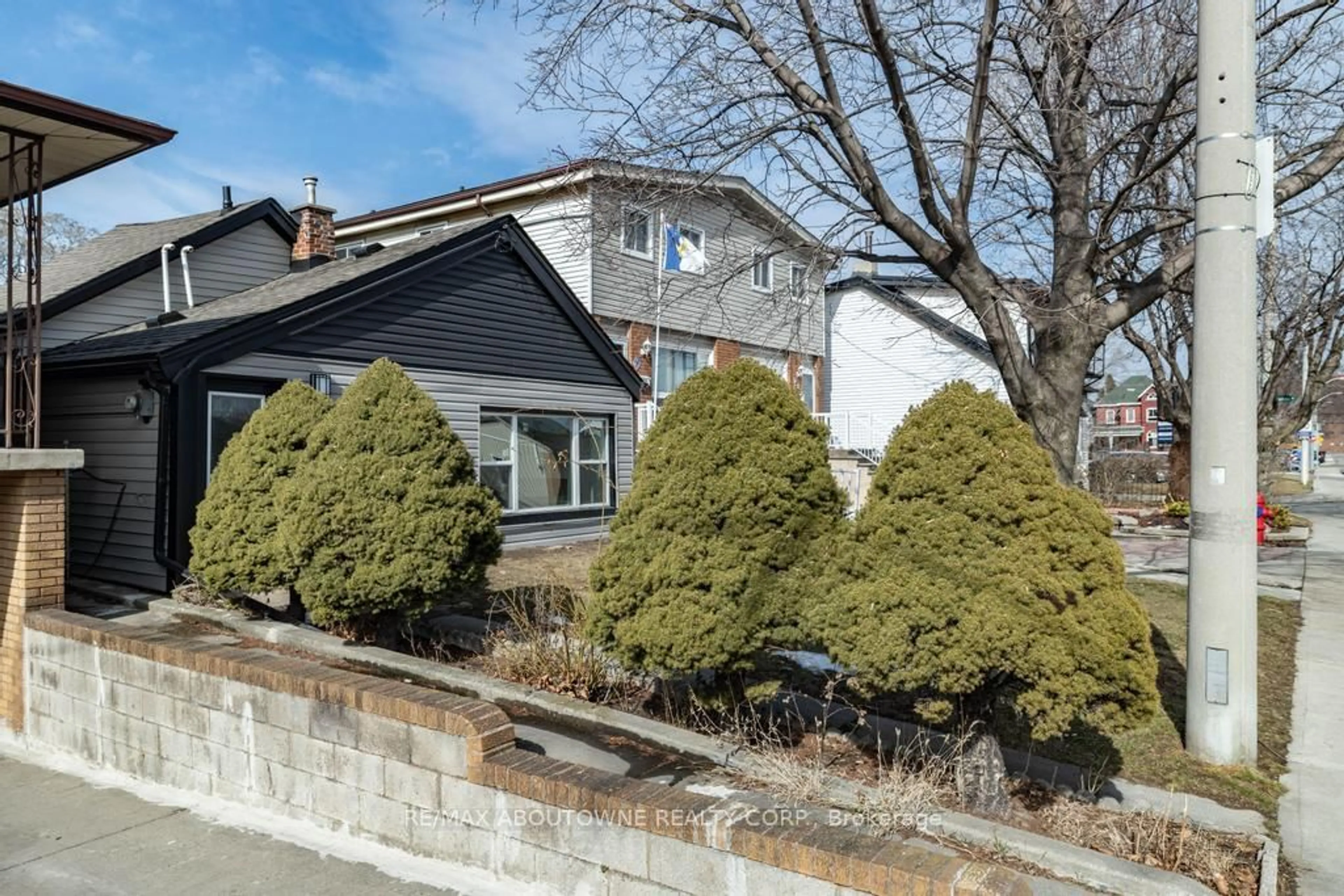 A pic from outside/outdoor area/front of a property/back of a property/a pic from drone, street for 131 West Ave, Hamilton Ontario L8L 5C4
