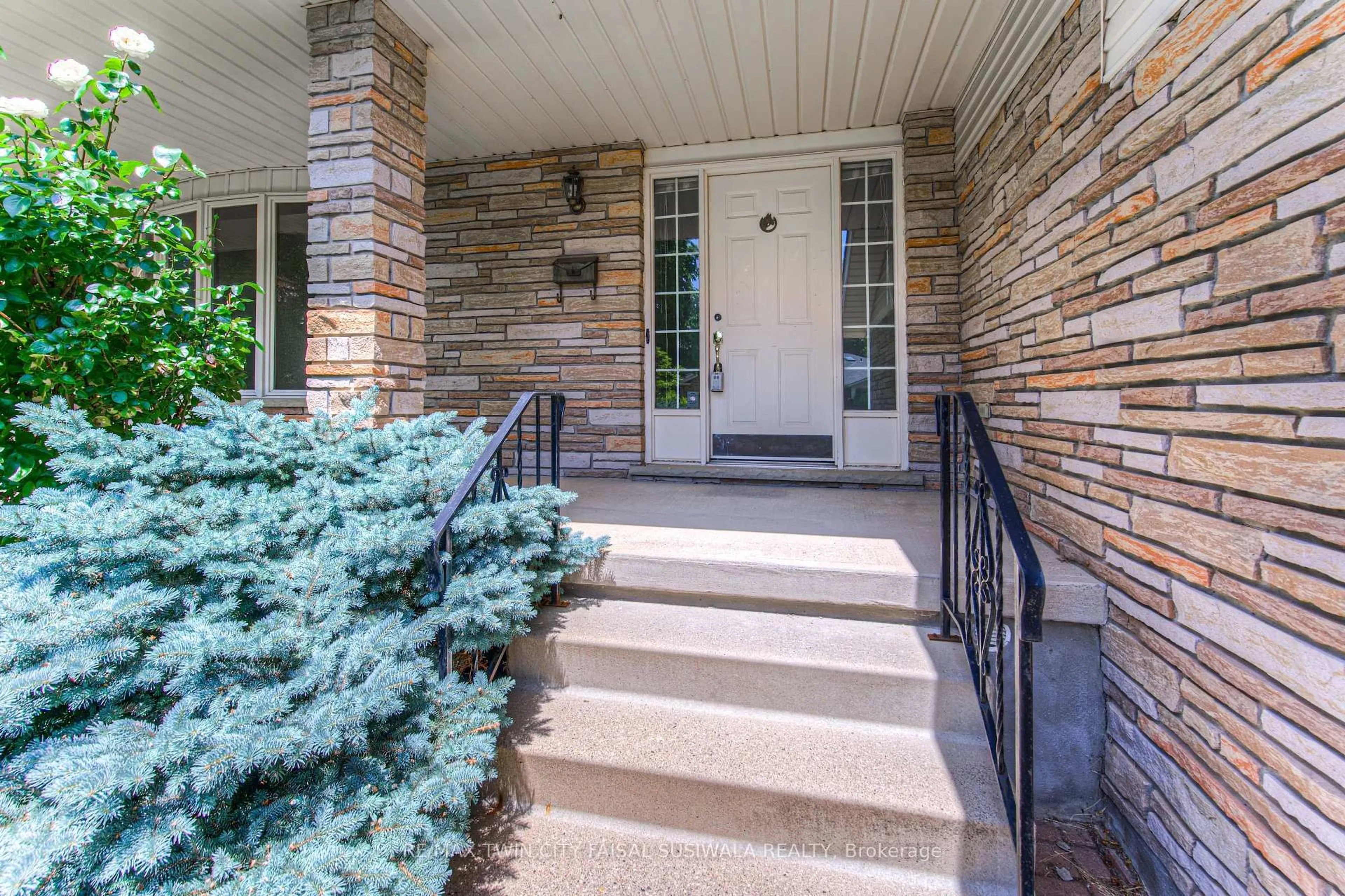 Indoor entryway for 7 Dunnington Crt, Kitchener Ontario N2A 3M5