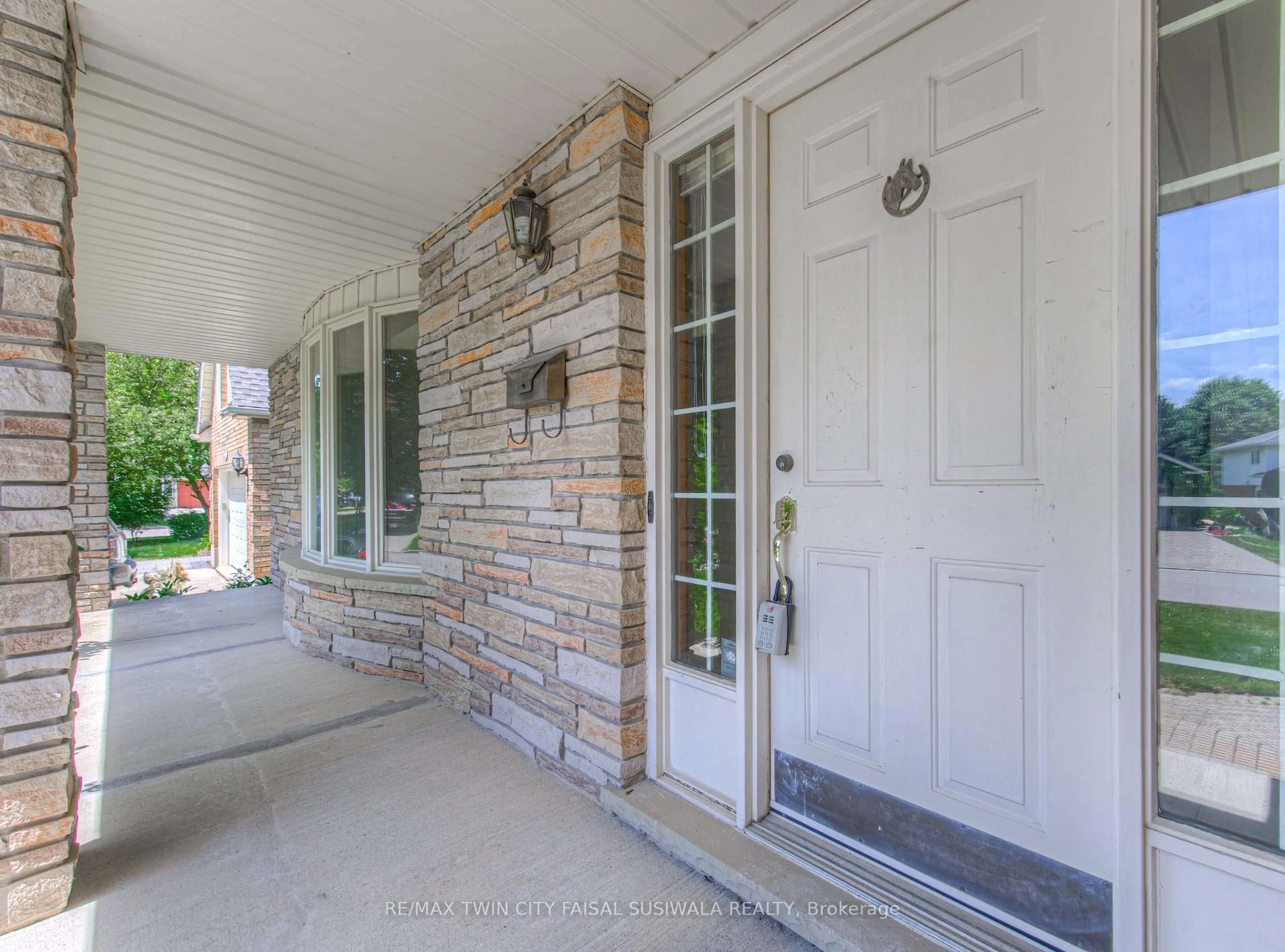 Indoor entryway for 7 Dunnington Crt, Kitchener Ontario N2A 3M5