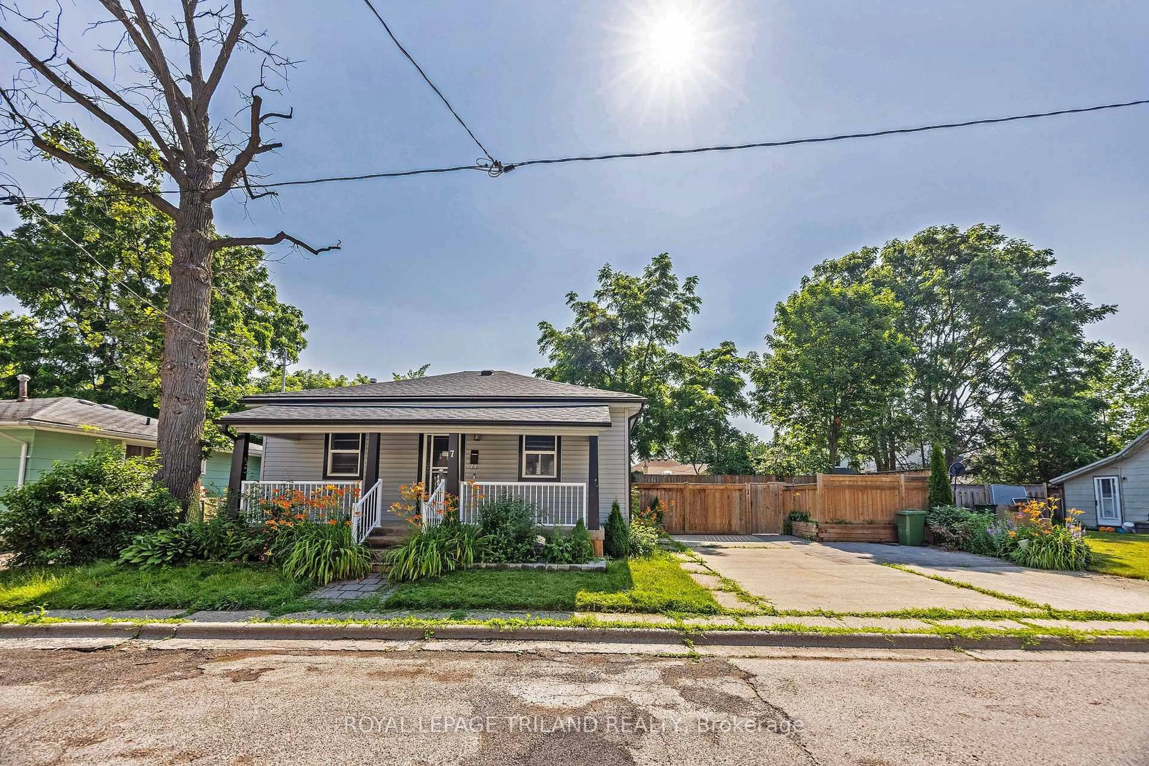 A pic from outside/outdoor area/front of a property/back of a property/a pic from drone, street for 7 Penwarden St, St. Thomas Ontario N5P 2R6