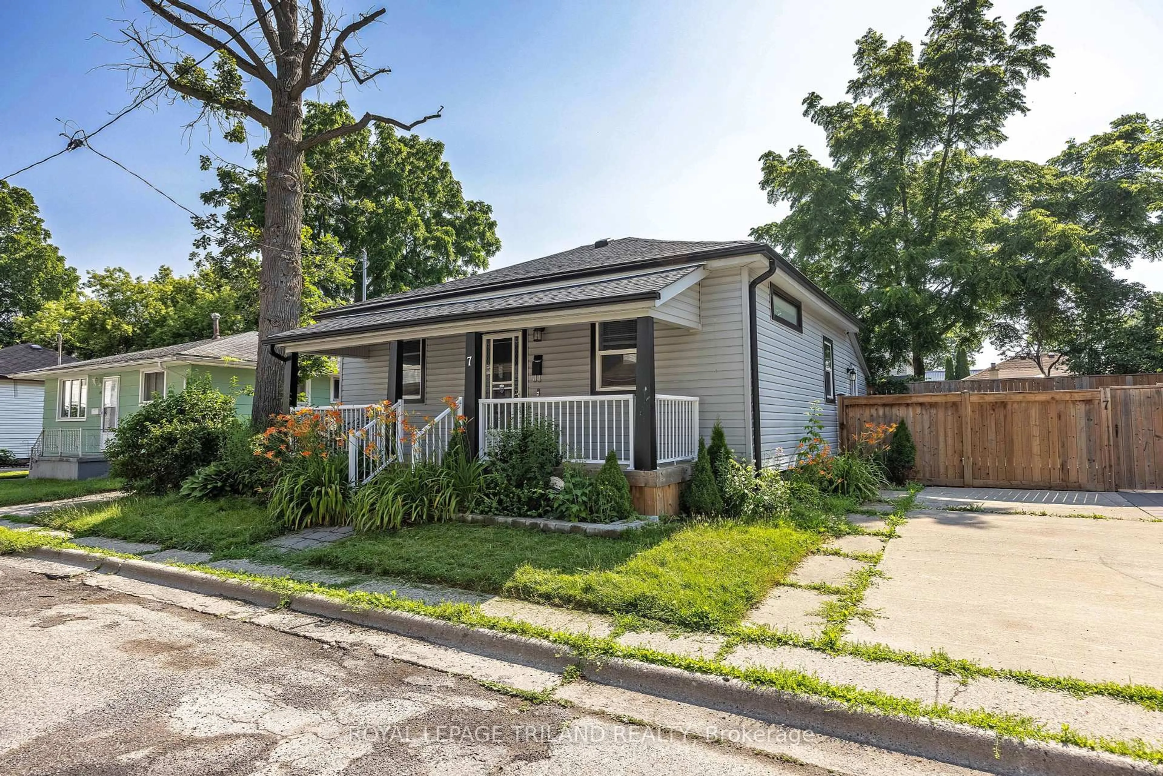 Home with vinyl exterior material, street for 7 Penwarden St, St. Thomas Ontario N5P 2R6