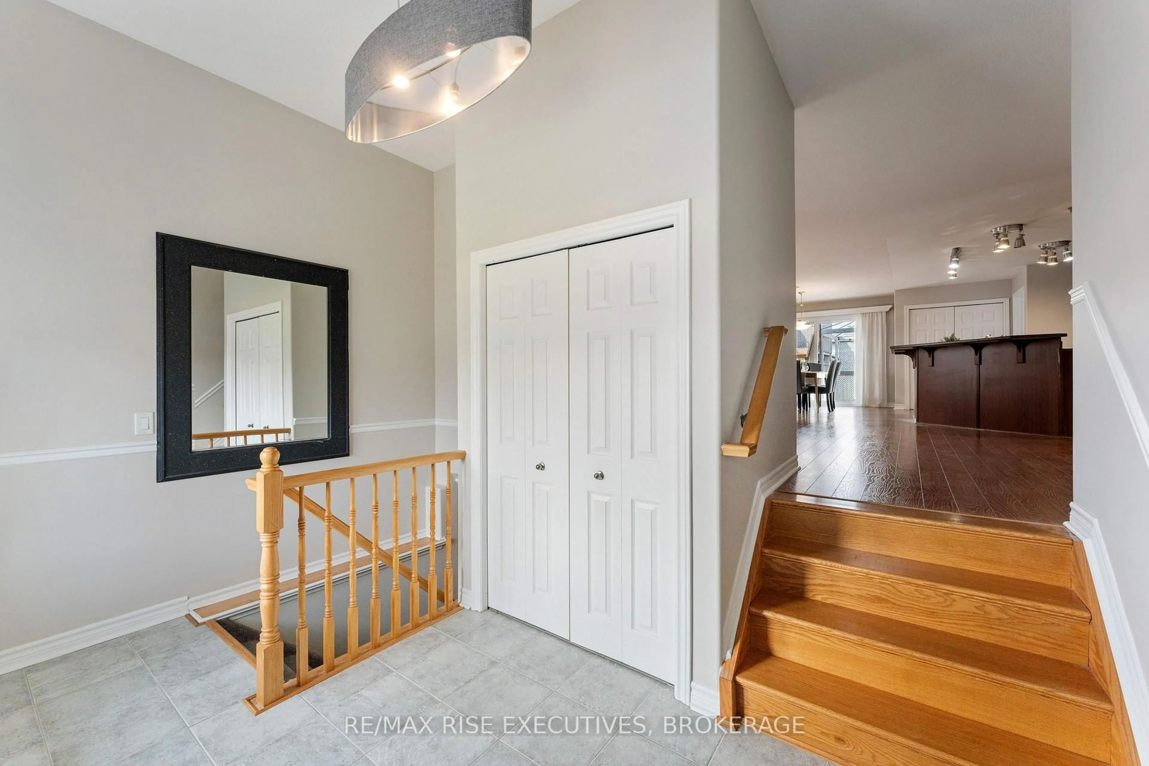 Indoor entryway for 138 Speers Blvd, Loyalist Ontario K7N 1Y7