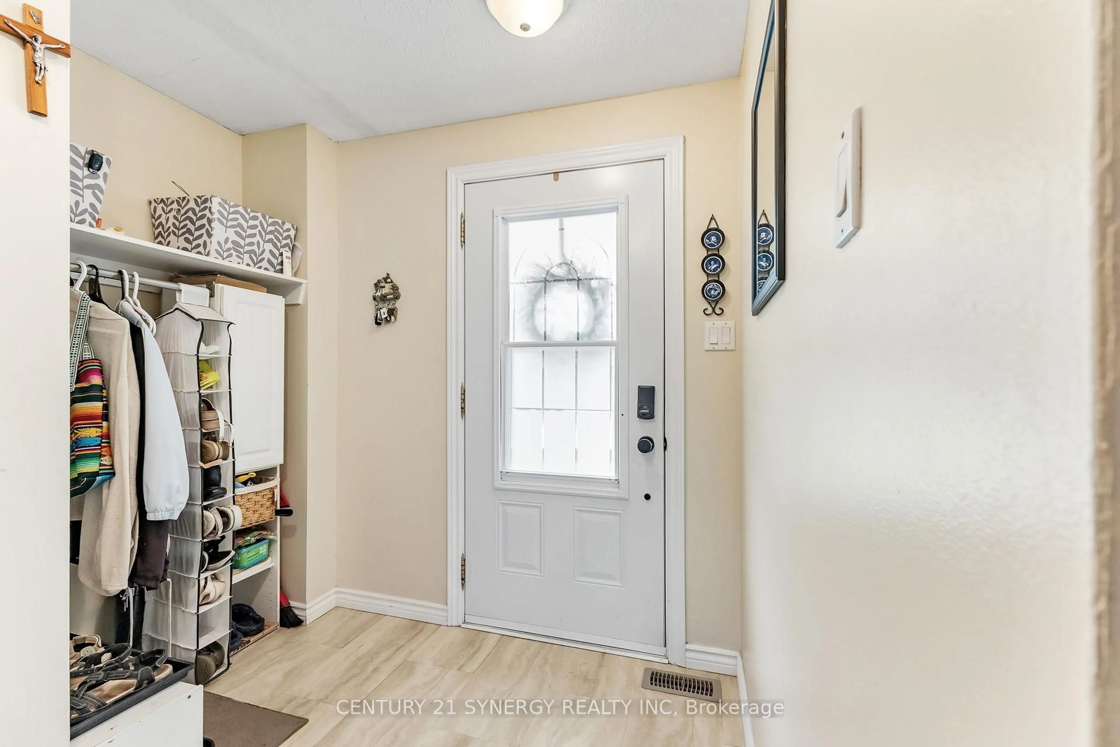 Indoor entryway for 1753 Lafrance Dr, Orleans Ontario K1E 2H1