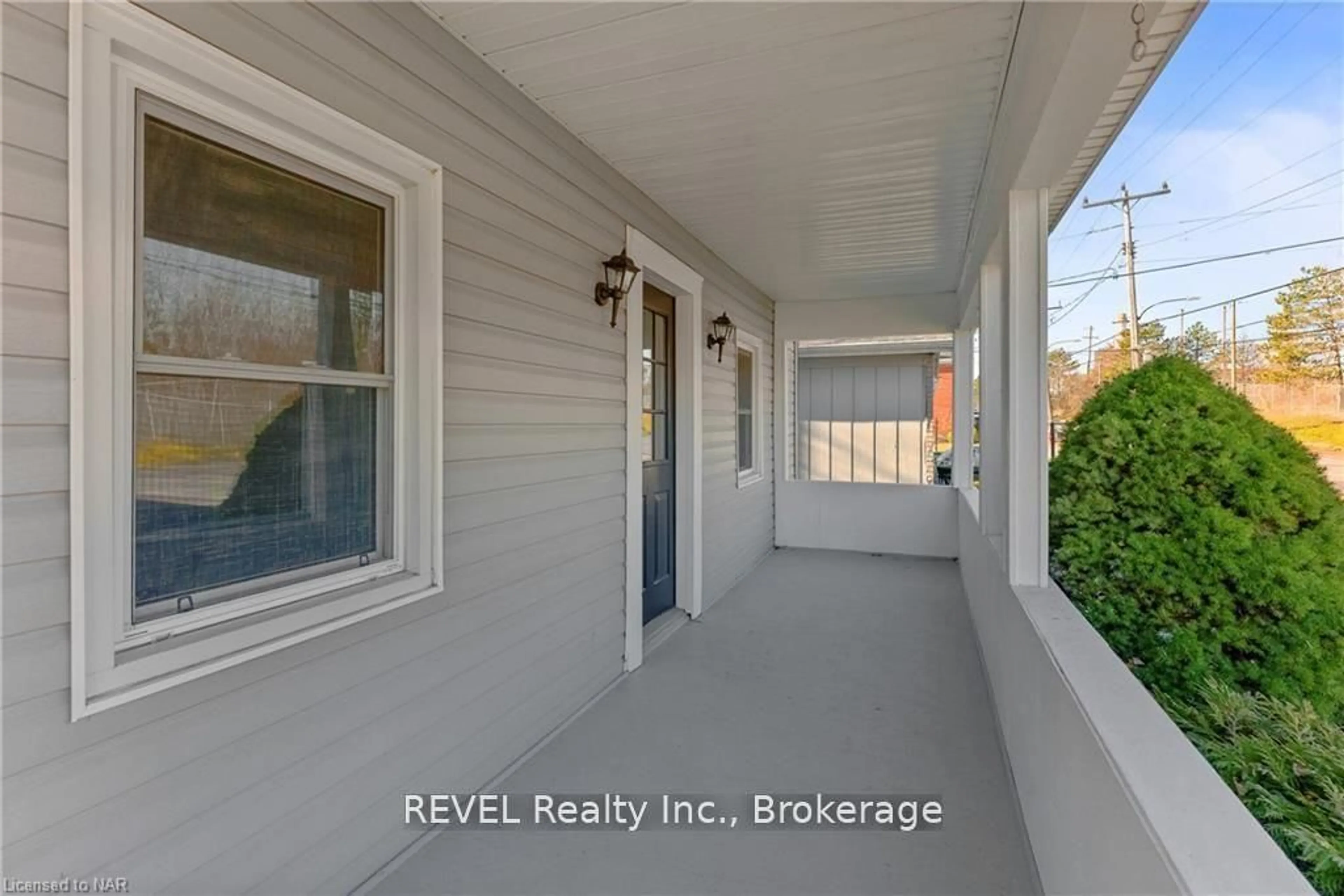 Indoor entryway for 188 Niagara Falls Rd, Thorold Ontario L2V 1H8
