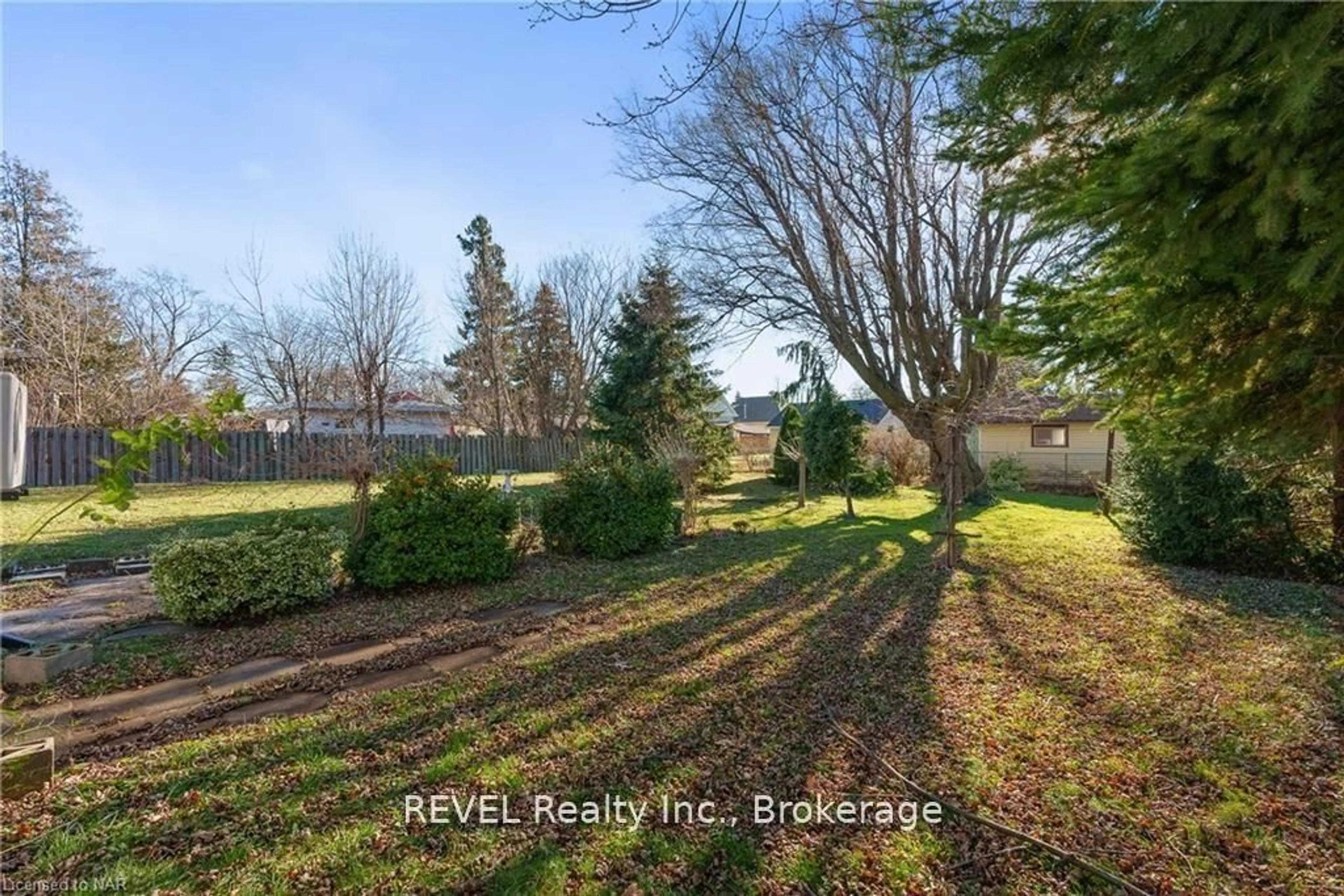A pic from outside/outdoor area/front of a property/back of a property/a pic from drone, forest/trees view for 188 Niagara Falls Rd, Thorold Ontario L2V 1H8