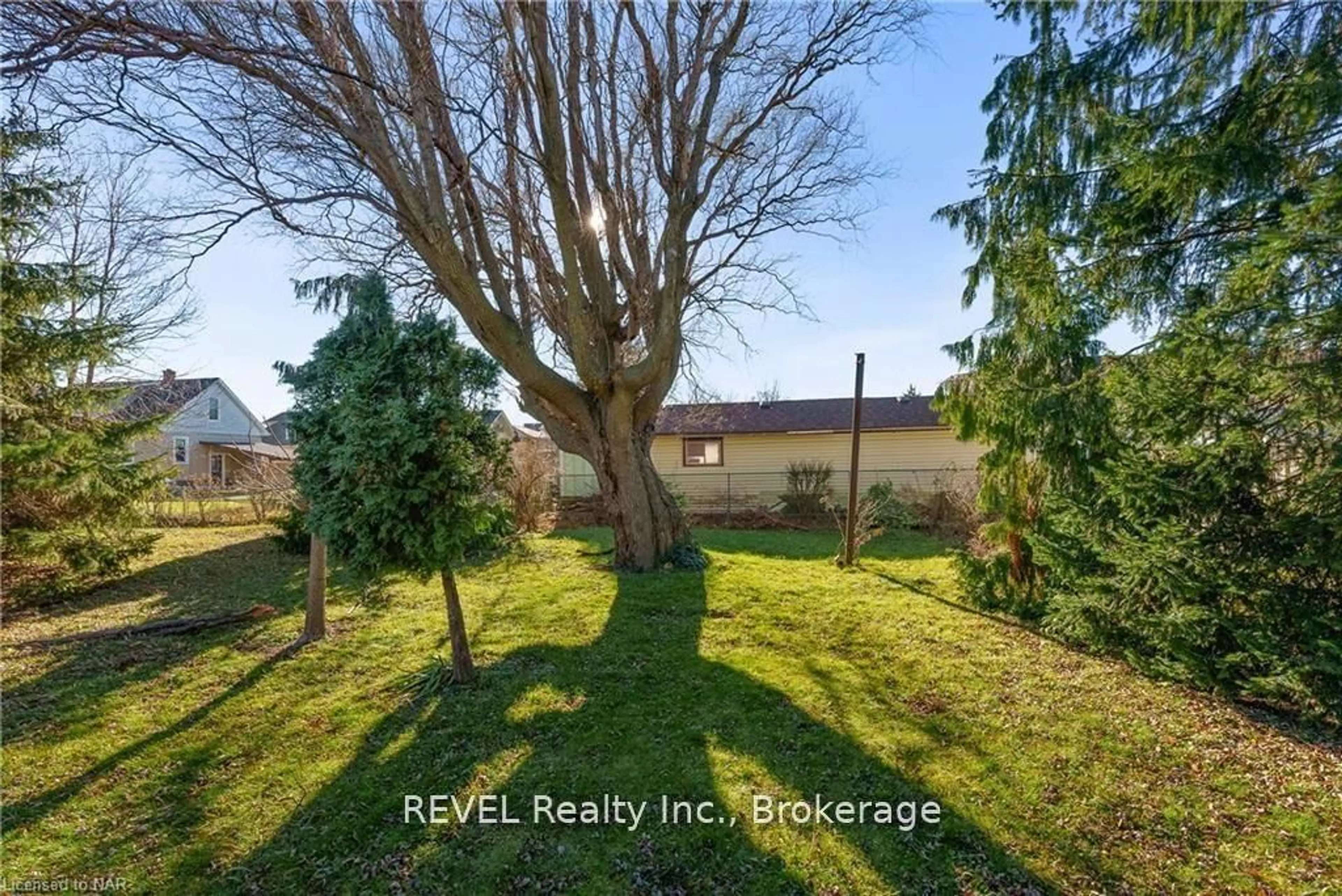 A pic from outside/outdoor area/front of a property/back of a property/a pic from drone, water/lake/river/ocean view for 188 Niagara Falls Rd, Thorold Ontario L2V 1H8