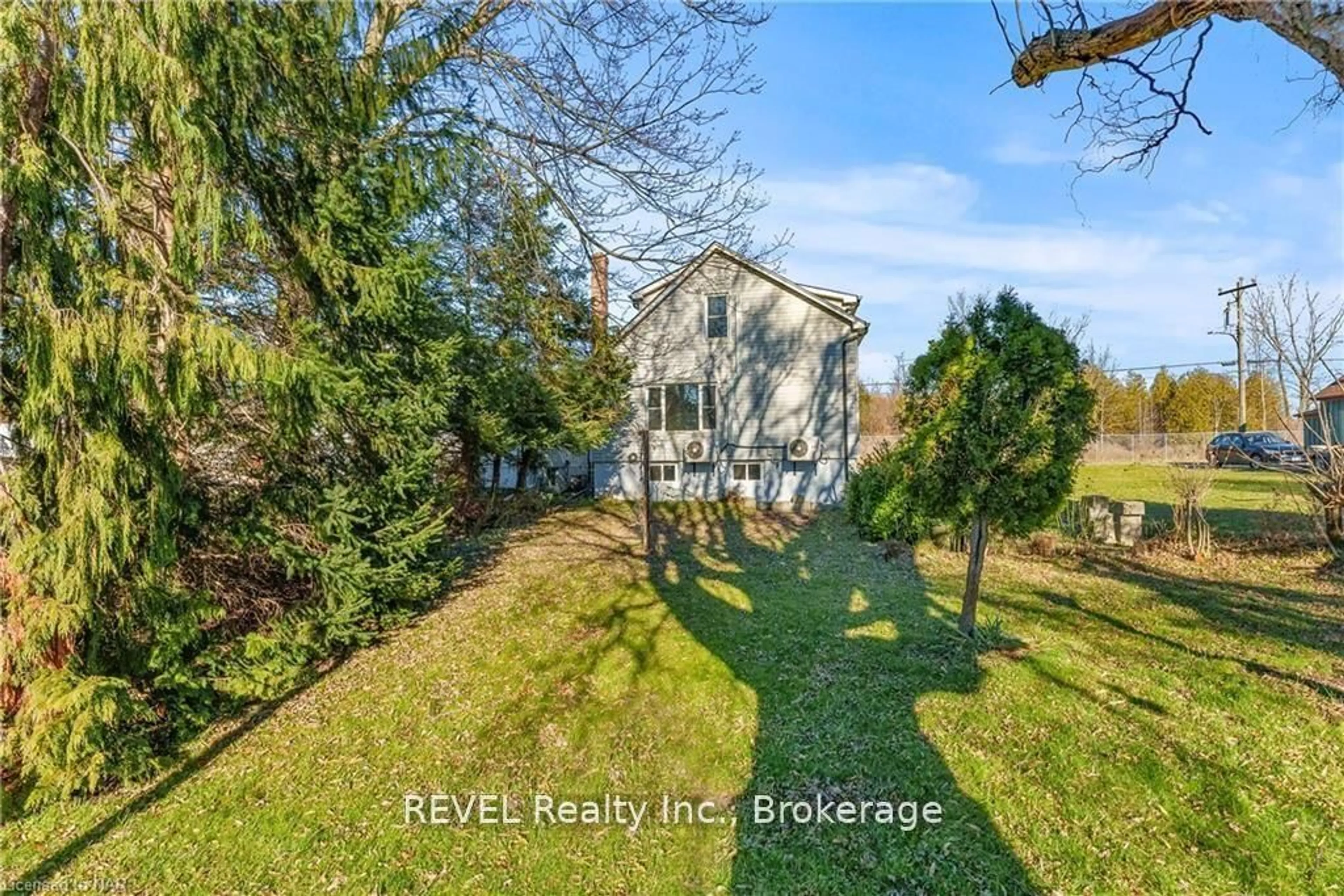 A pic from outside/outdoor area/front of a property/back of a property/a pic from drone, water/lake/river/ocean view for 188 Niagara Falls Rd, Thorold Ontario L2V 1H8