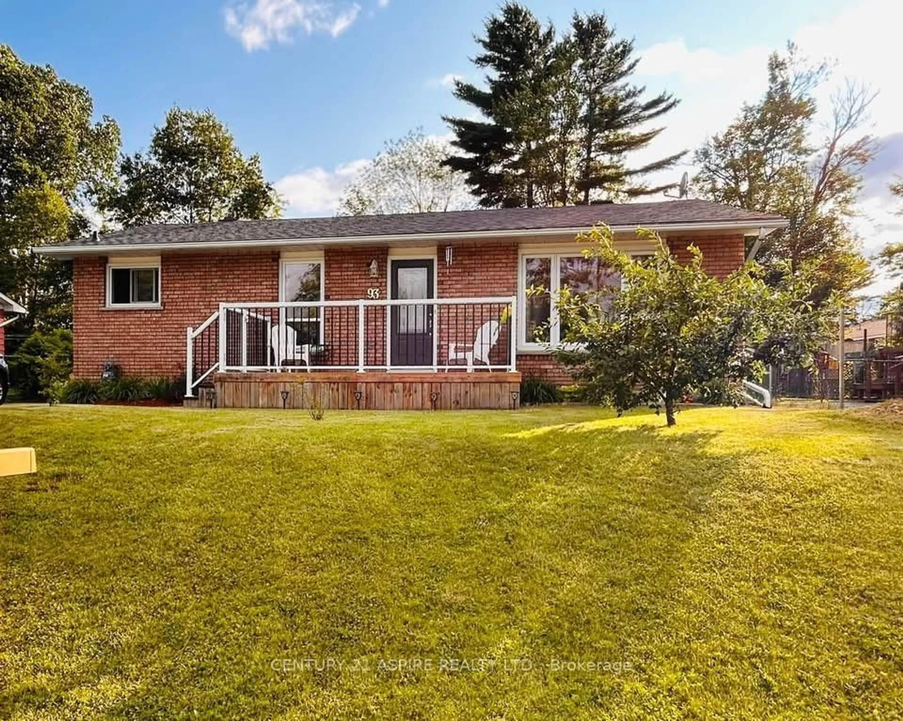 Home with brick exterior material, unknown for 93 Hemlock St, Petawawa Ontario K8H 3C3