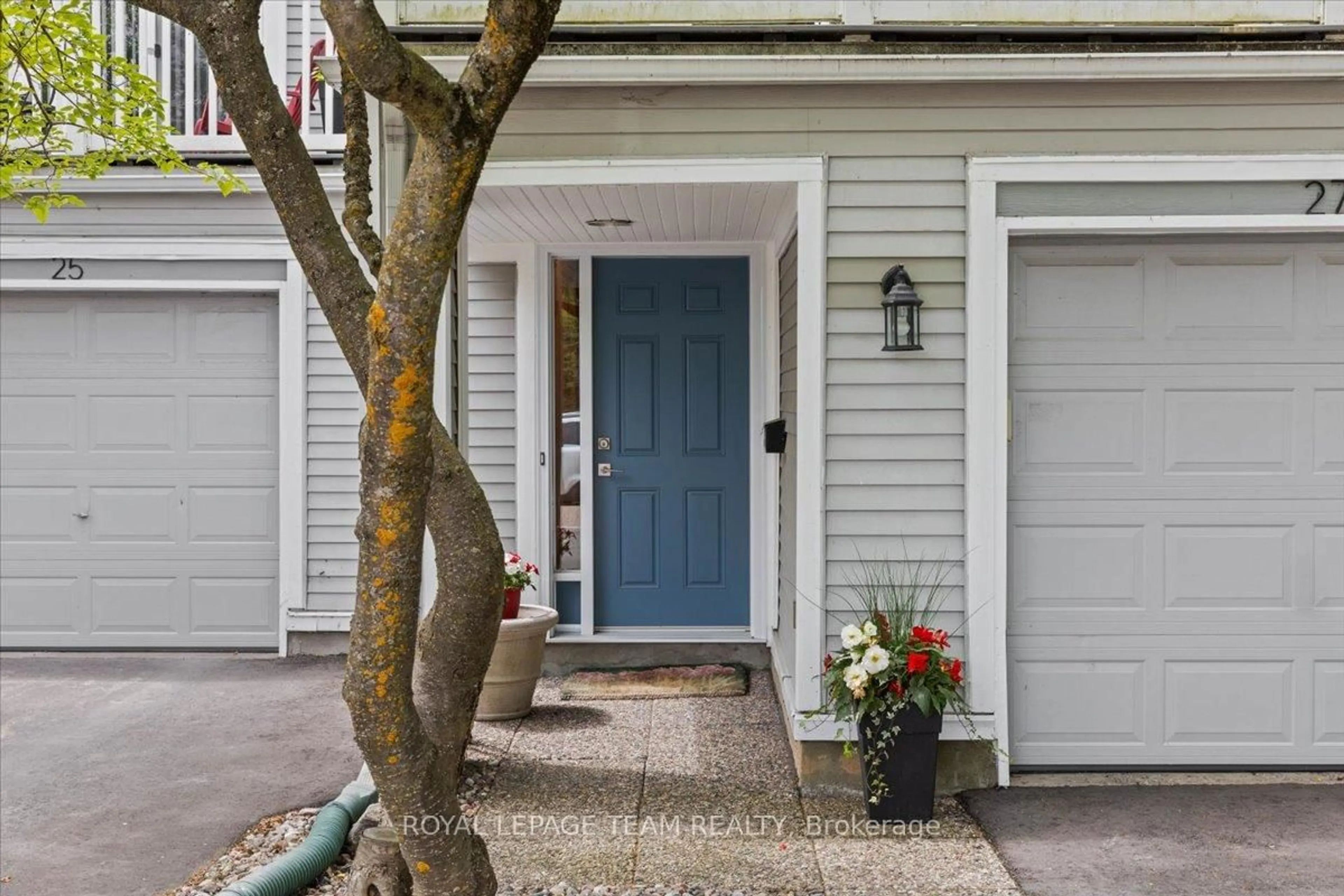 Indoor entryway for 27 Forsyth Lane #14, Ottawa Ontario K2H 9H2