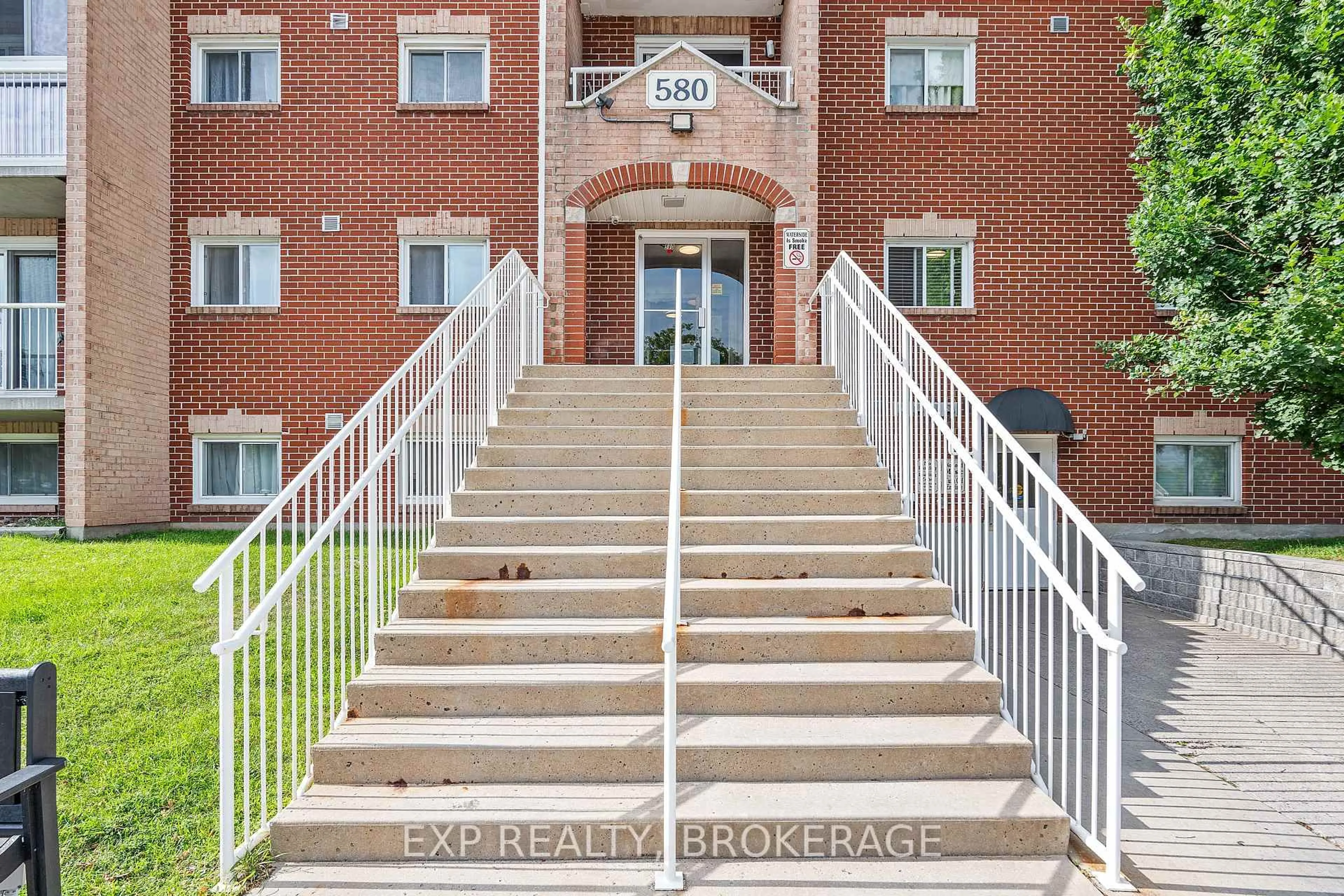 Indoor foyer for 580 ARMSTRONG Rd #203, Kingston Ontario K7M 8M3