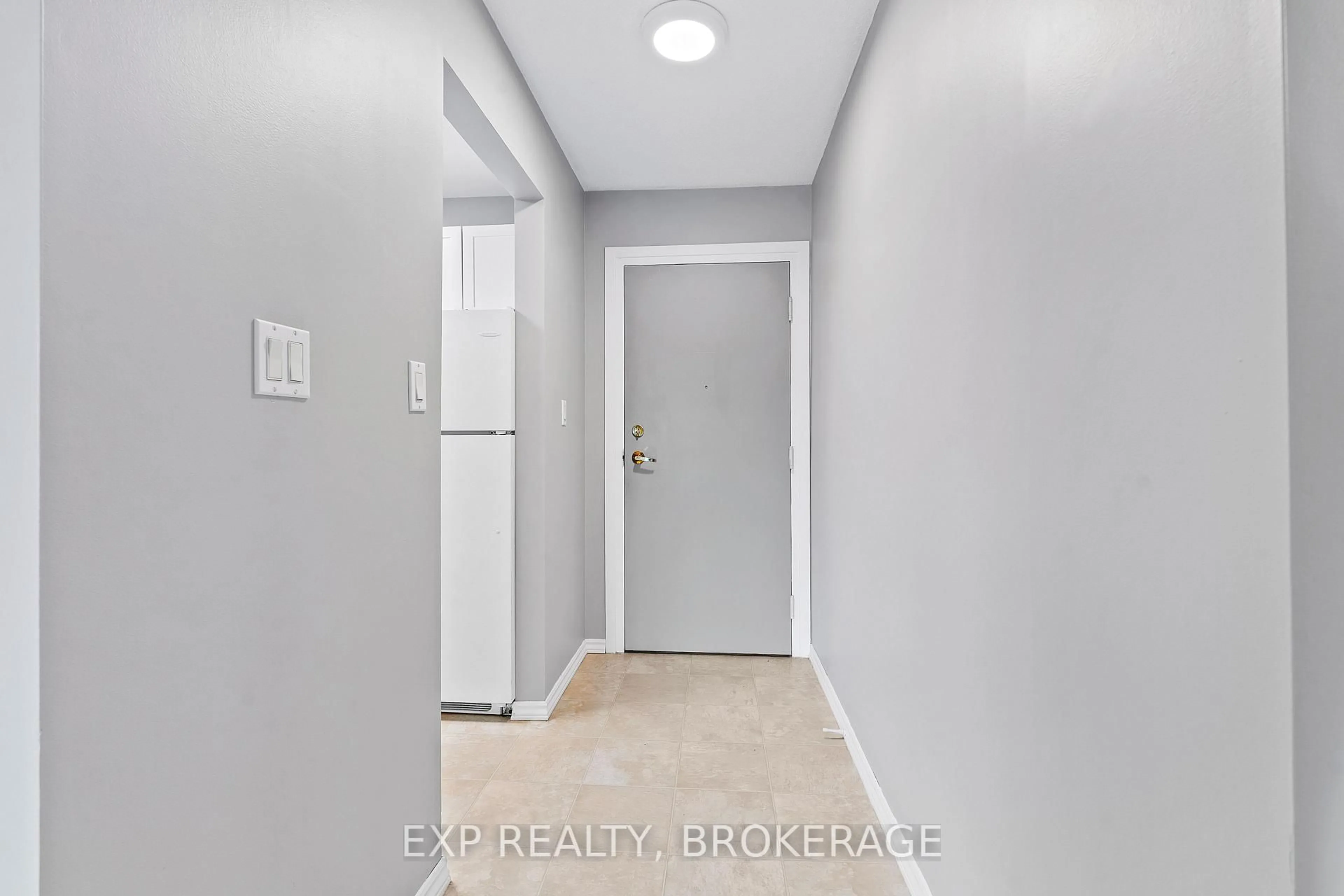 Indoor entryway for 580 ARMSTRONG Rd #203, Kingston Ontario K7M 8M3